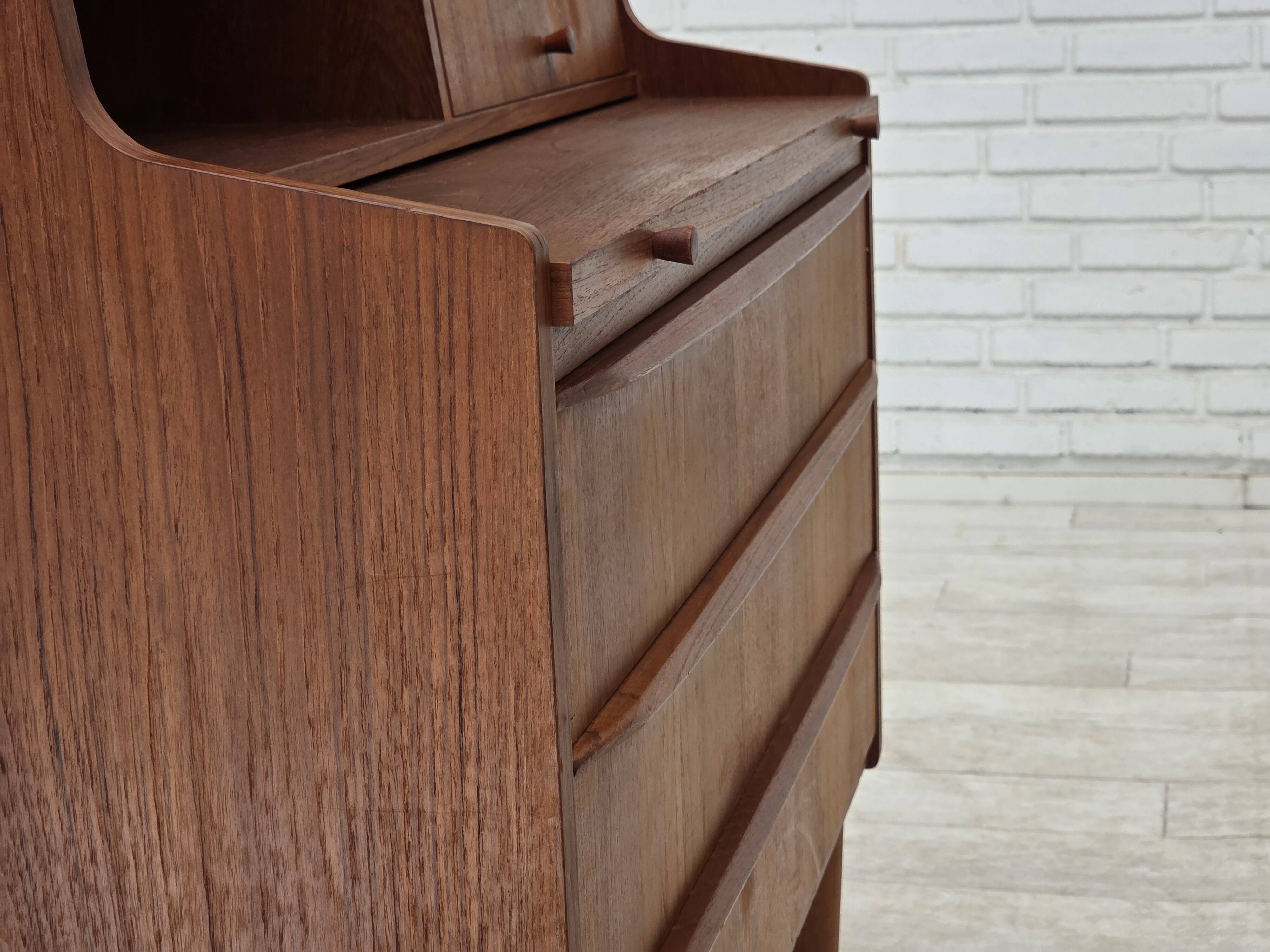 Commode danoise des années 1970 avec un miroir pliant, en bois de teck.