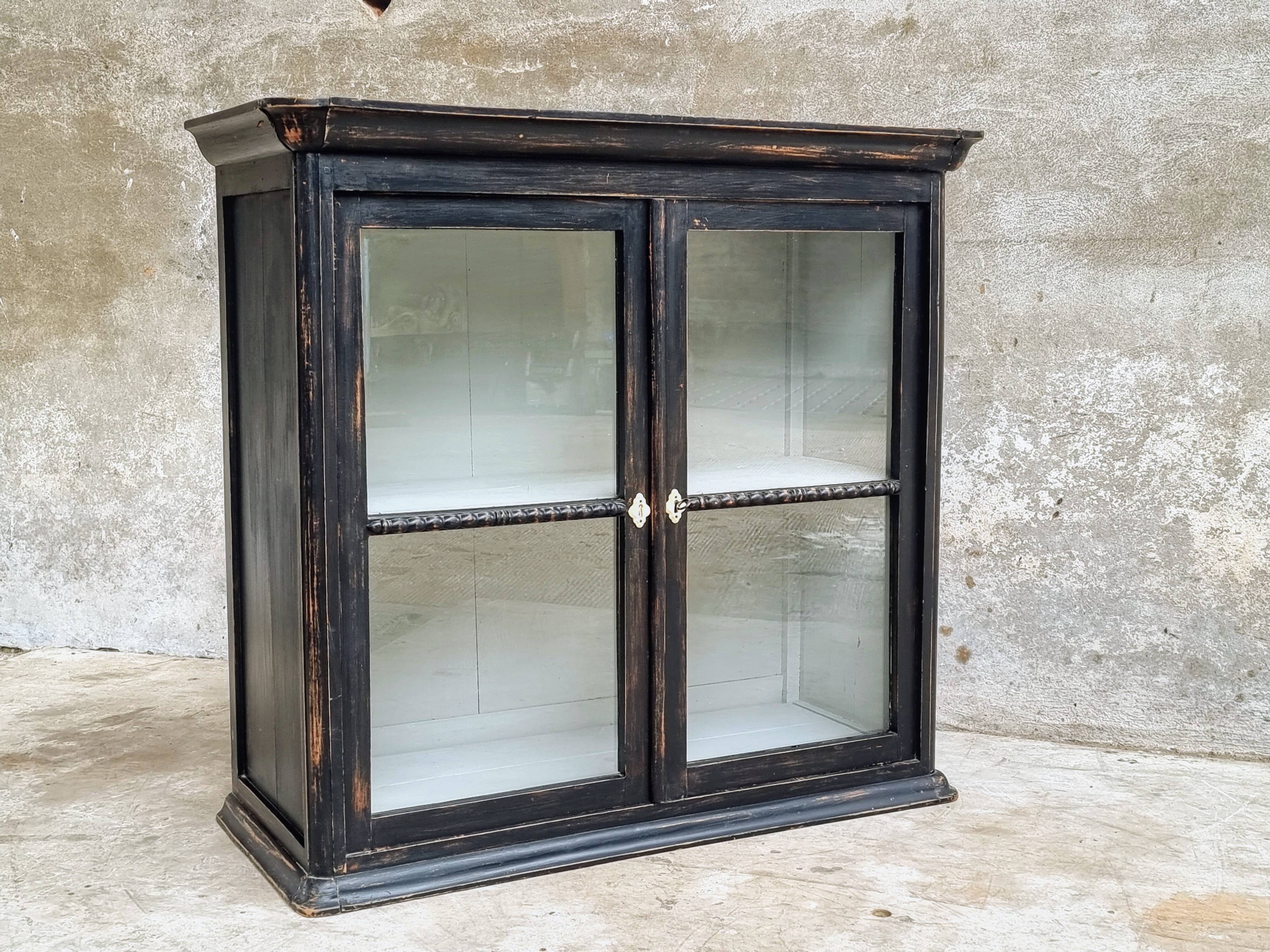 Vitrine antique, armoire suspendue, bois de pin, noir mat
