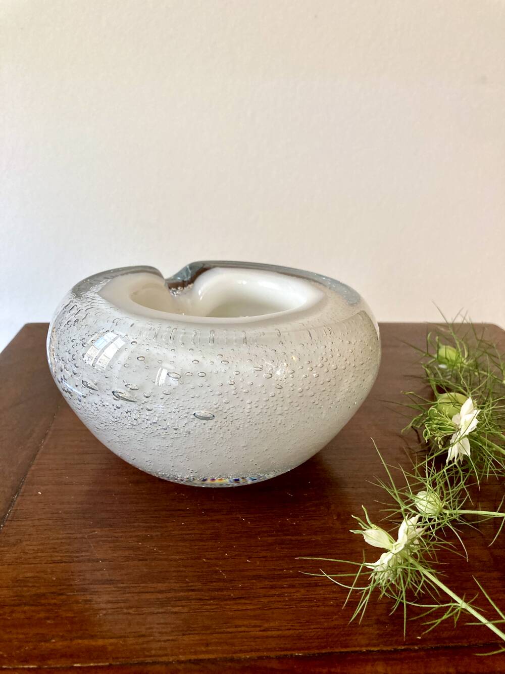 Ashtray made of a mix of bubbled glass and opaque glass, Murano style.
