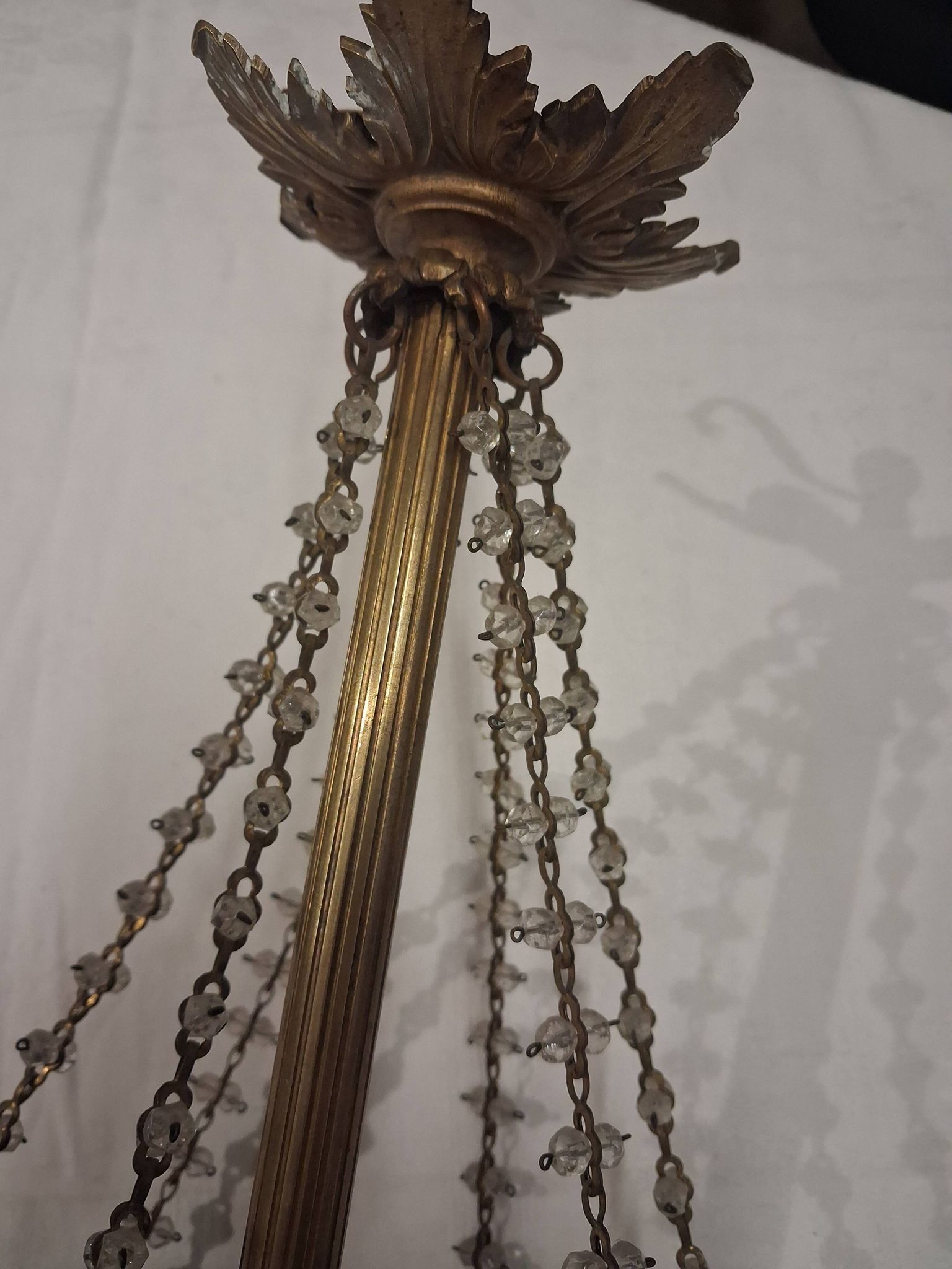 Antique balloon chandelier with pendants, in brass and with mouldings.