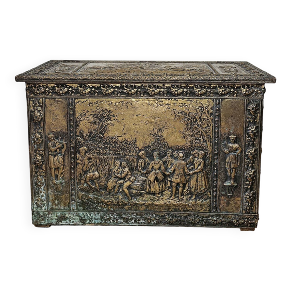 Coffre en bois décor en laiton repoussé XXème