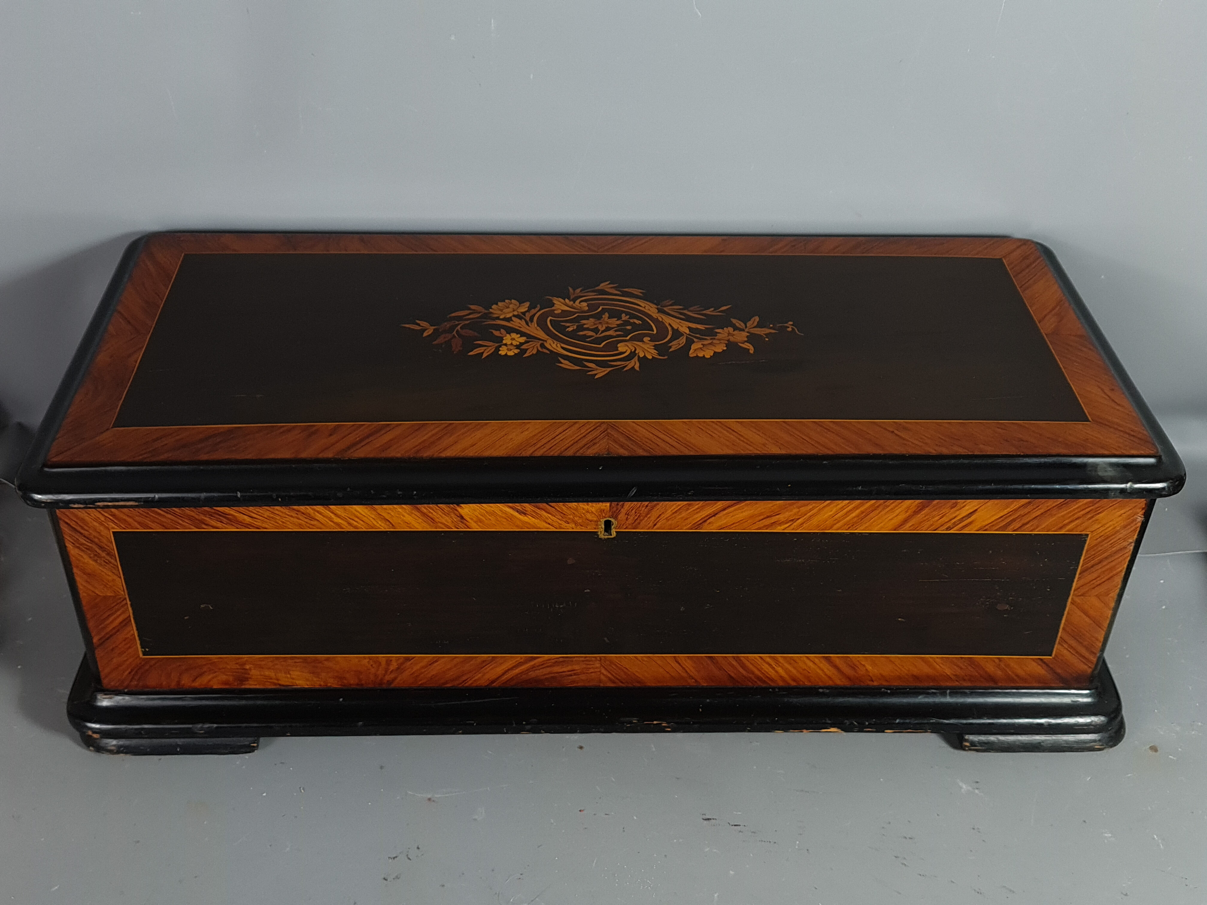 Boite ancienne bois et marquetterie vers 1900. 59x27x20 cm SB