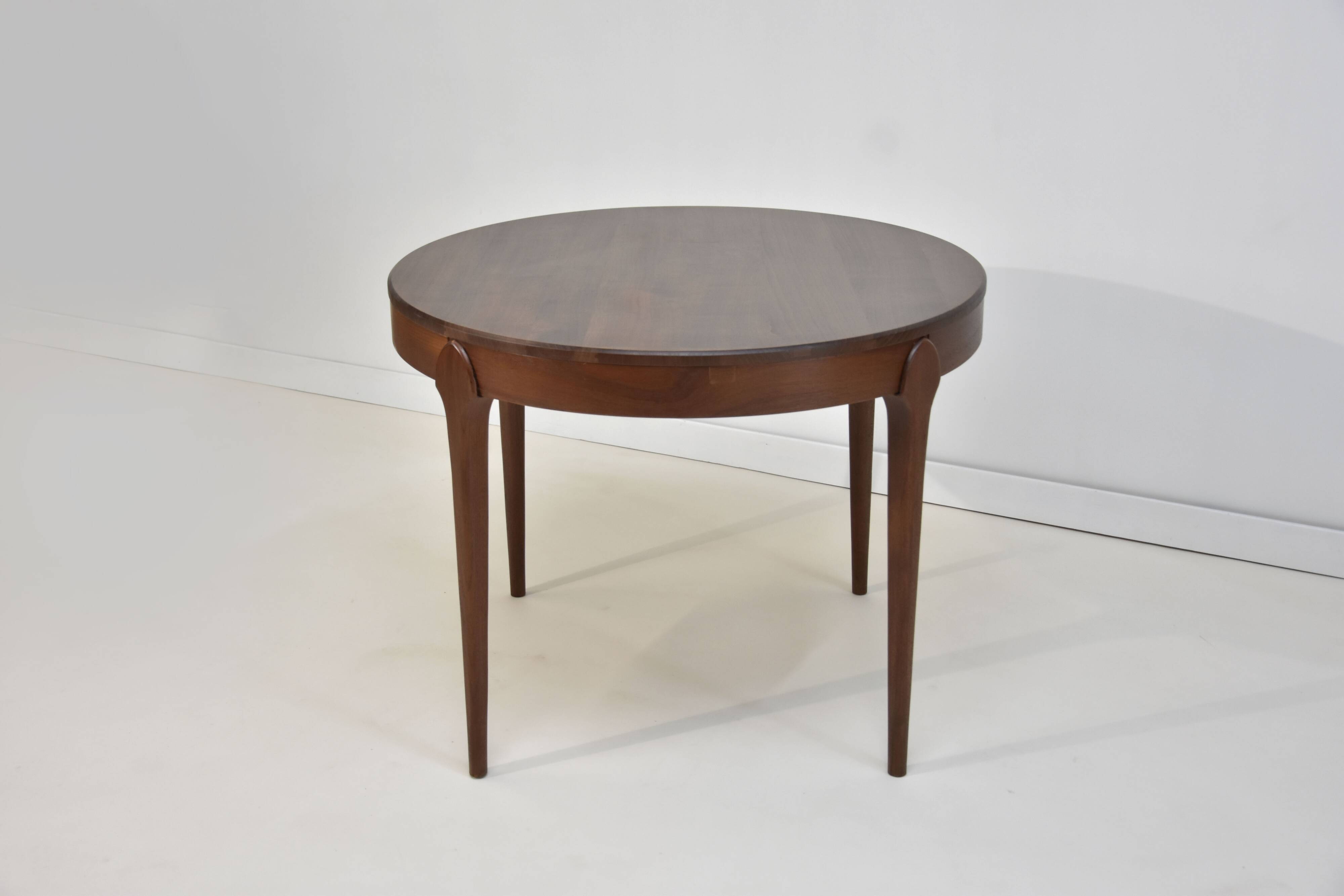 Vintage round Scandinavian table from the 60s, teak legs.