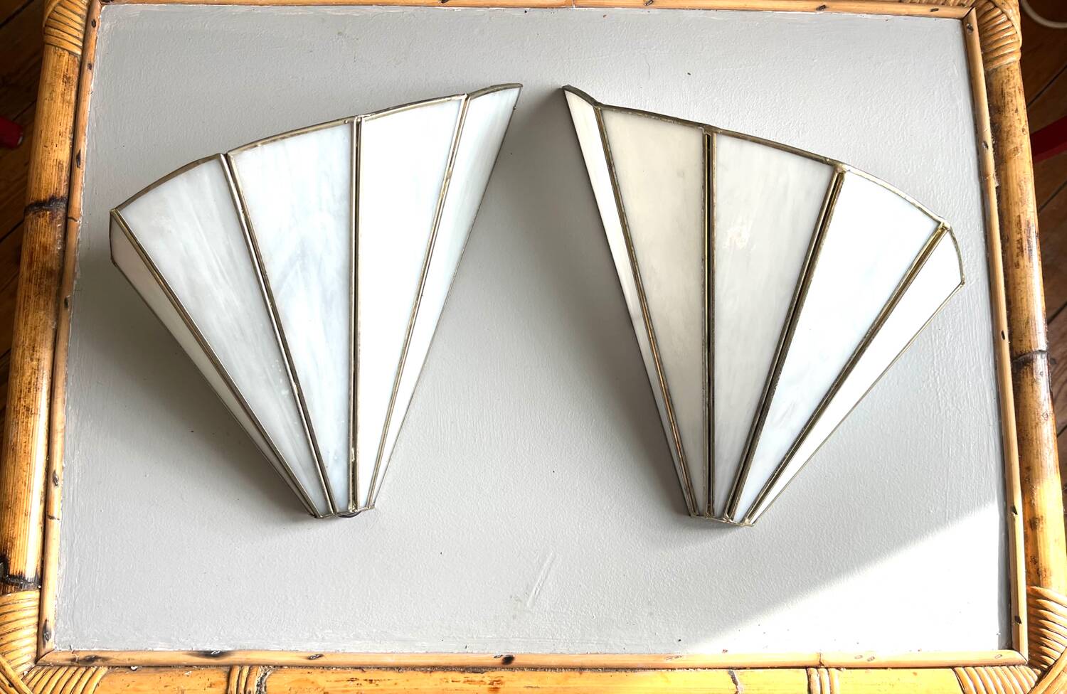 Pair of fan-shaped wall lights in glass paste and brass.