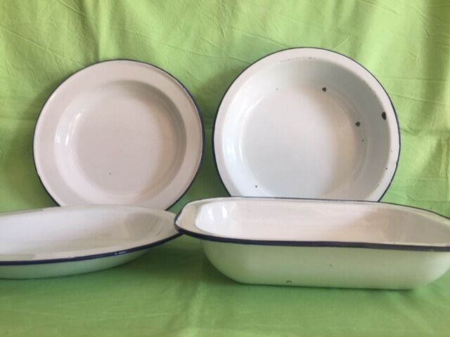 Set of 4 dishes tole enamelled white
