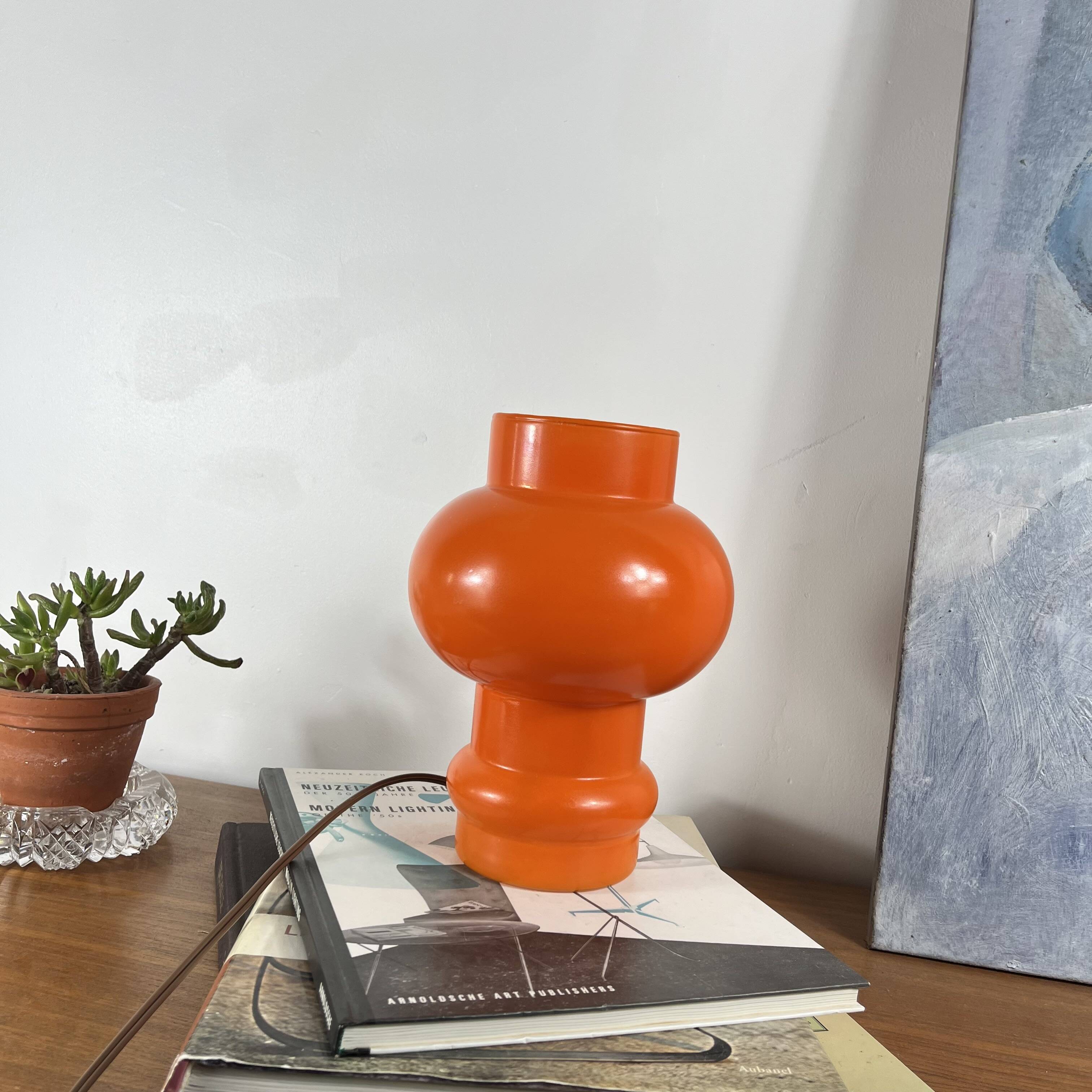 Lampe de table globe en verre opaline orange