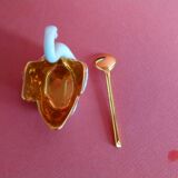 Salt and pepper shaker set