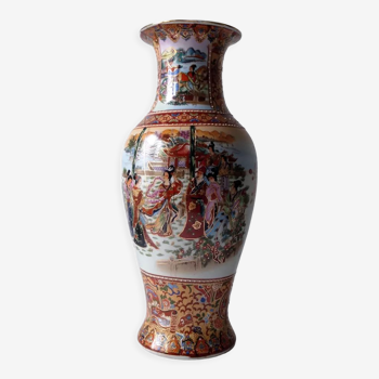 Signed Chinese vase from the 20th century with refined decor of Chinese life of yesteryear, gilding and raised dots