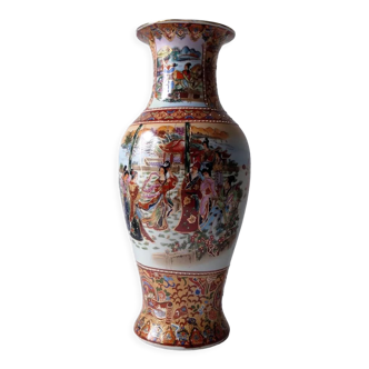 Signed Chinese vase from the 20th century with refined decor of Chinese life of yesteryear, gilding and raised dots