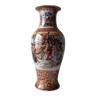Vase chinois signé du 20e siècle au décor raffiné de la vie chinoise d'antan dorures et points en relief