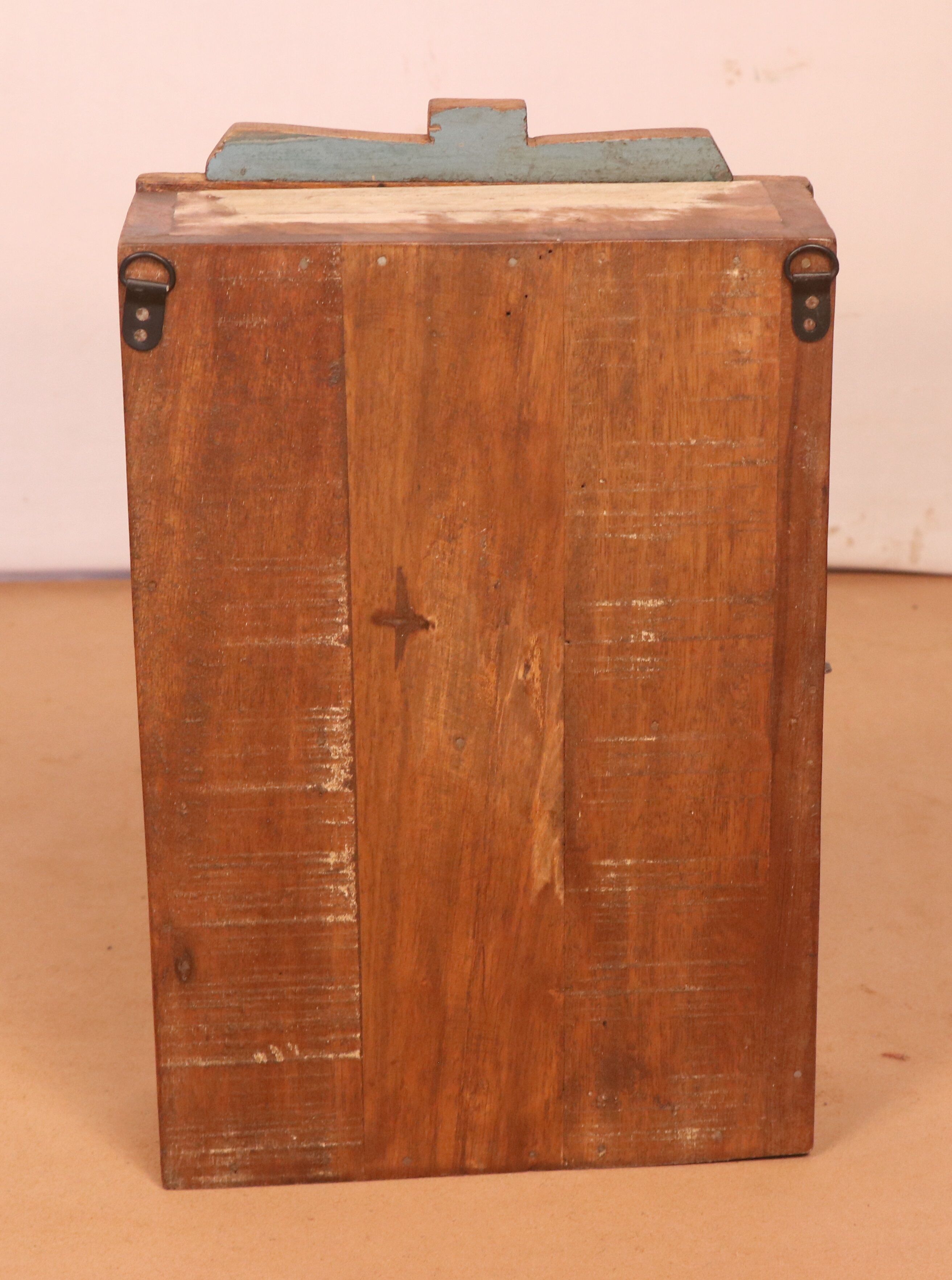 Vitrine murale en teck birman patine polychromée d'origine