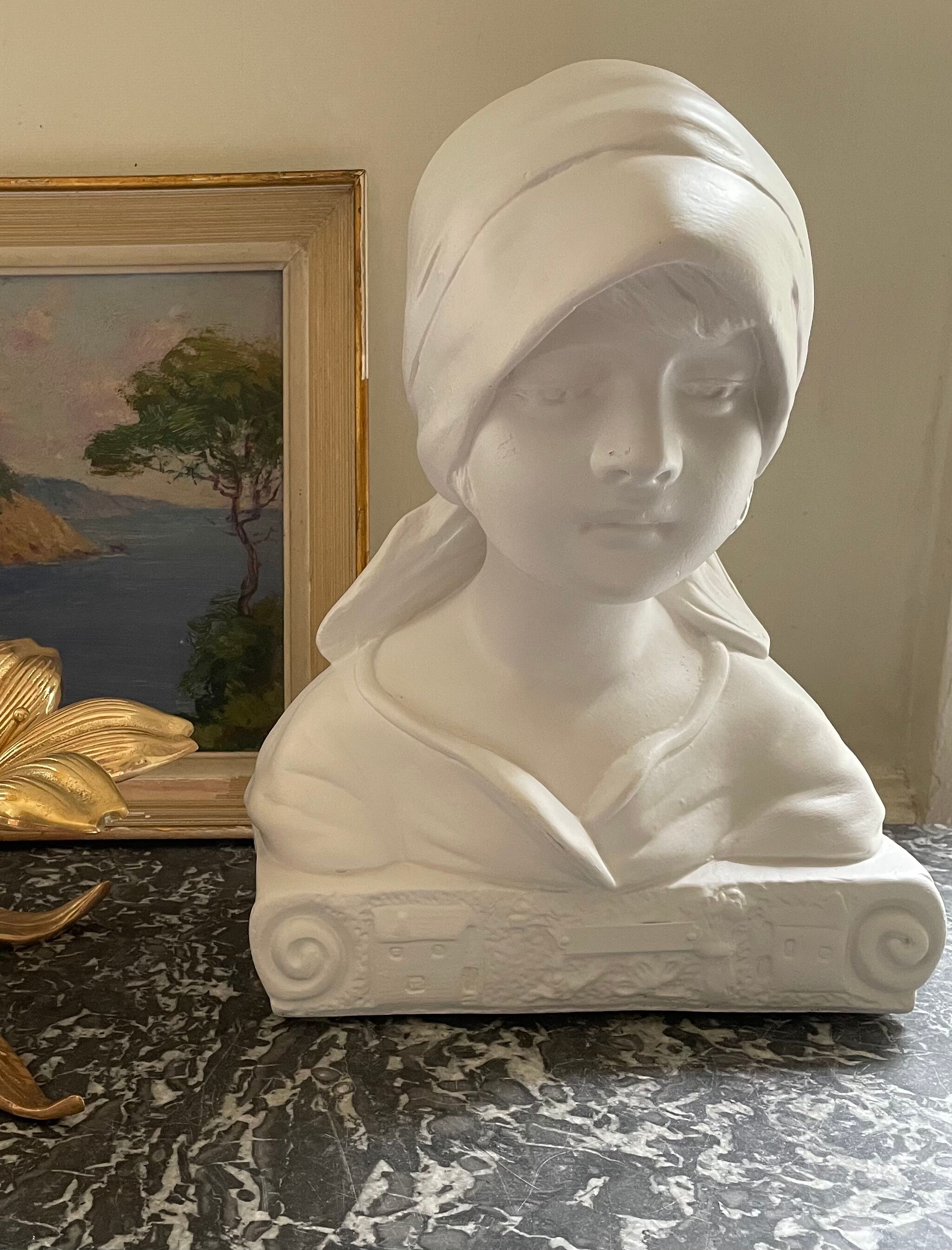 Buste de jeune fille en plâtre