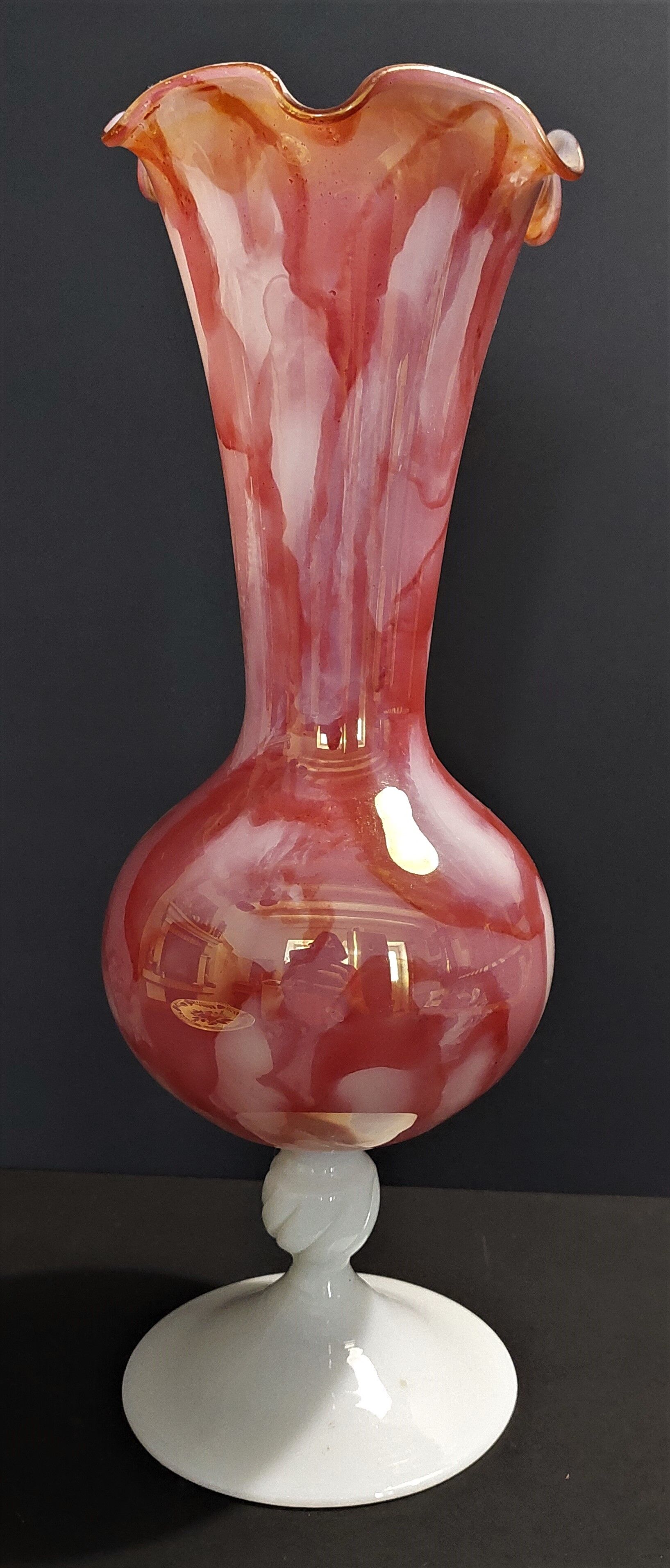 Vintage vase in iridescent glass and opaline marbled pink and white 34 cm