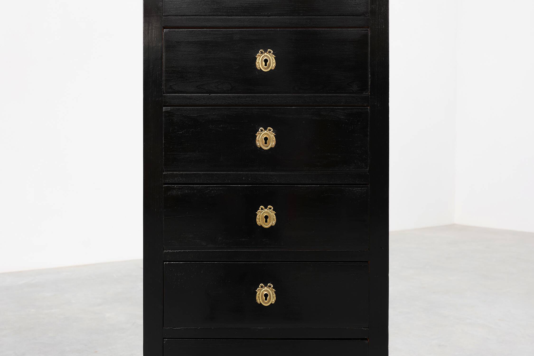 20th Century Louis XV-Style Black Lacquered Chest of Drawers with brass Mou