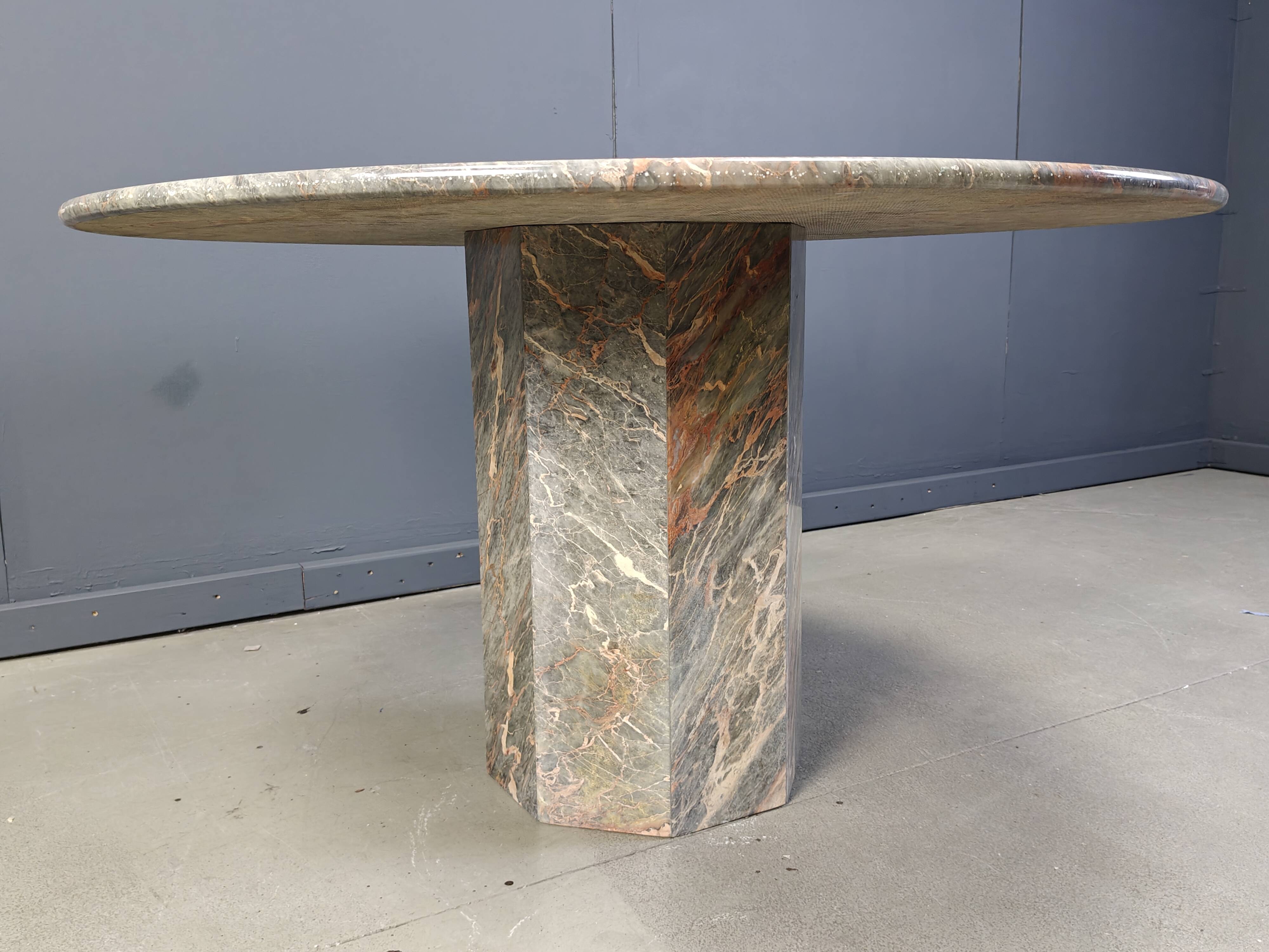 Table à manger ronde en marbre italien des années 1970