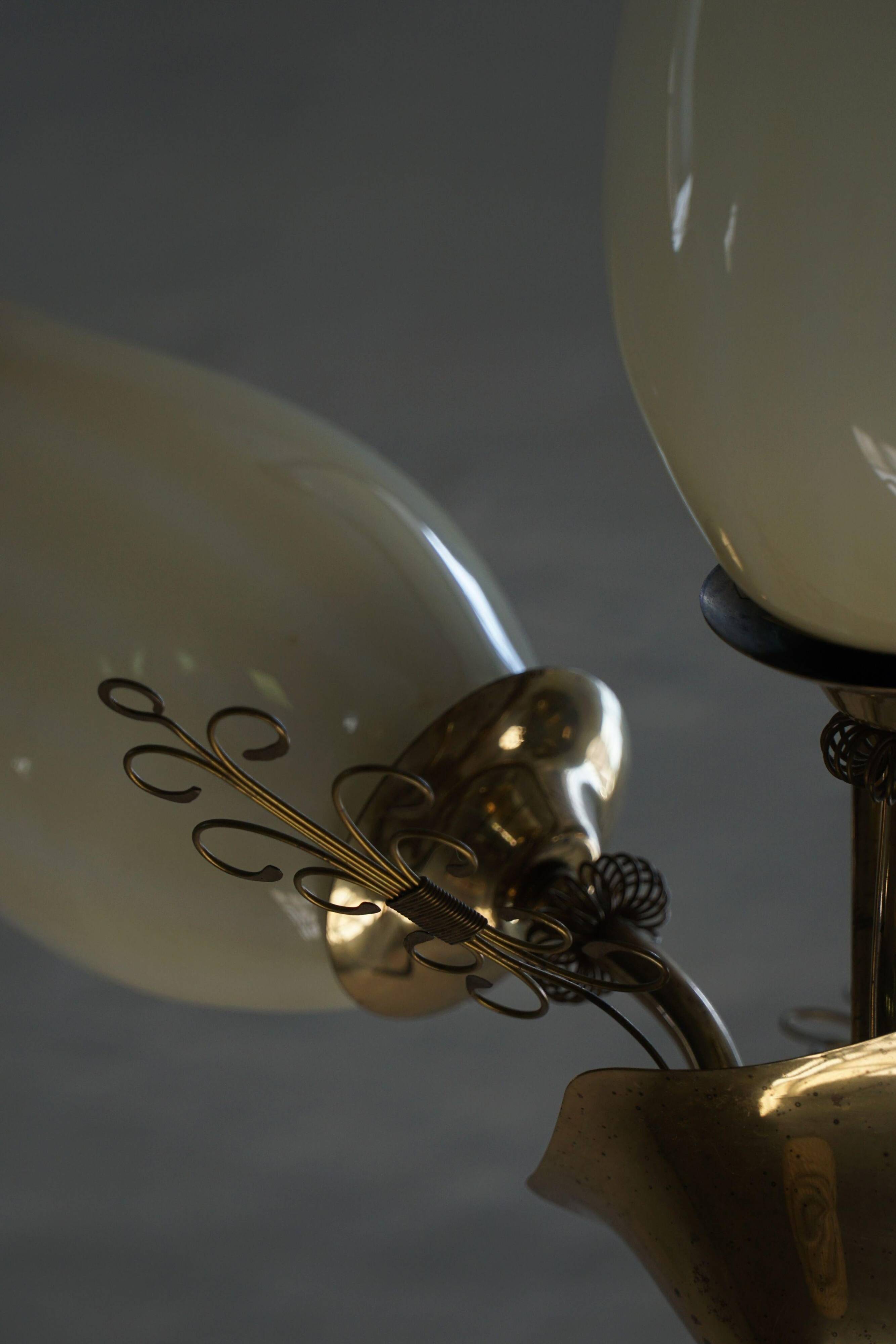 Paavo Tynell for Idman OY, 3-arm chandelier in brass and glass, mid-century, 1940s.