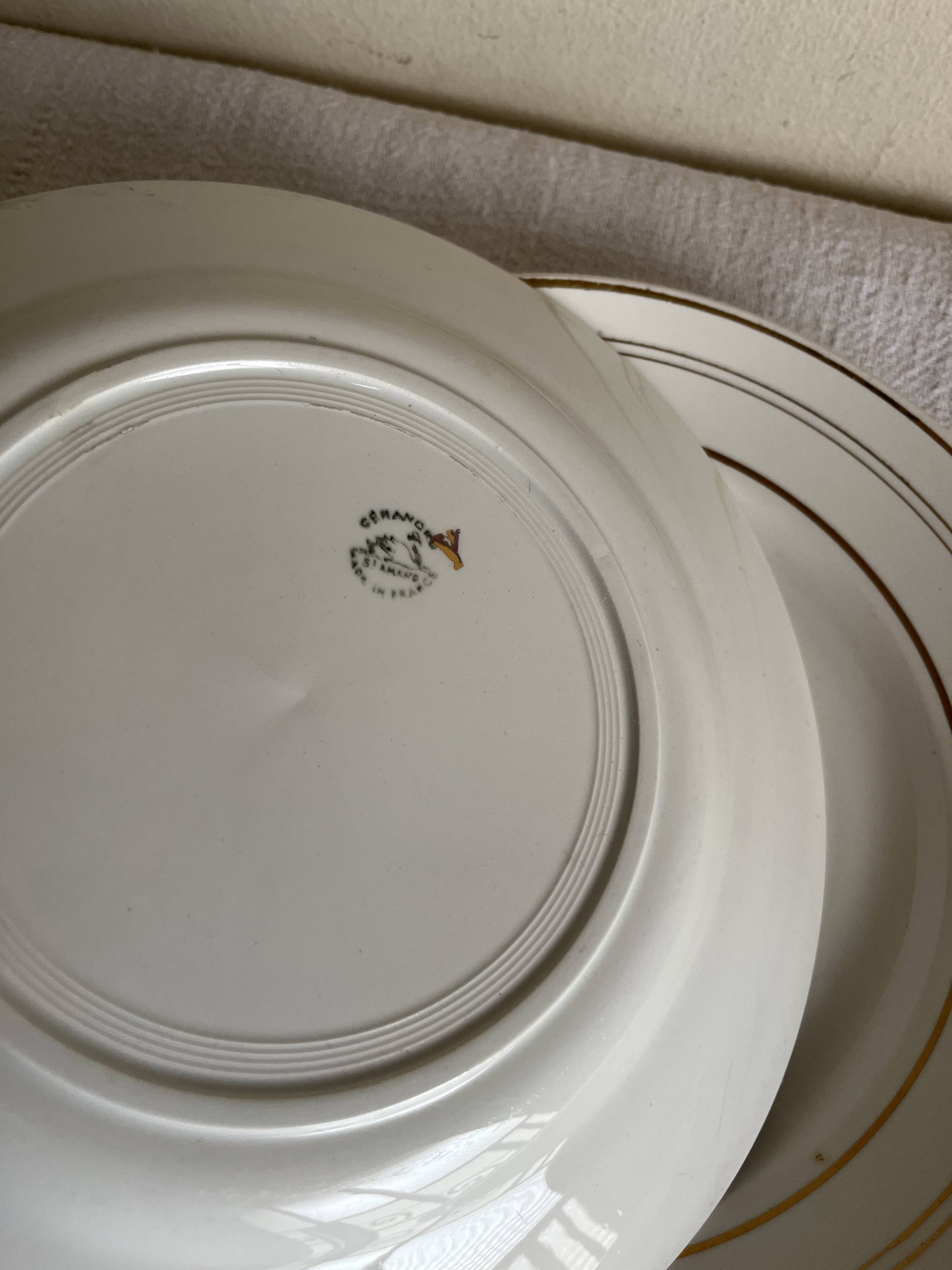 Set of 8 modernist flat plates in fine earthenware with pure gold trim, 1930.
