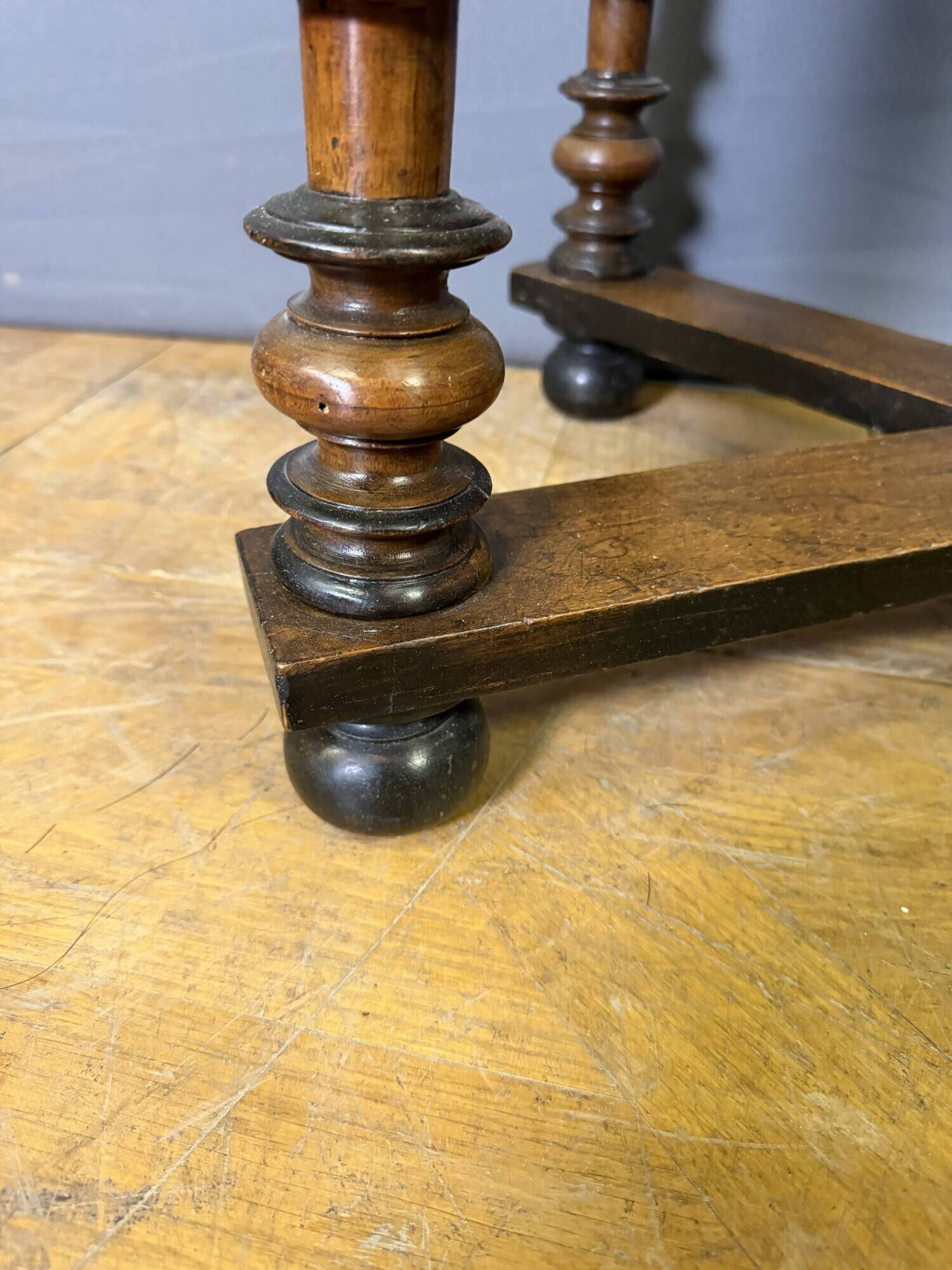 Table Louis XIII