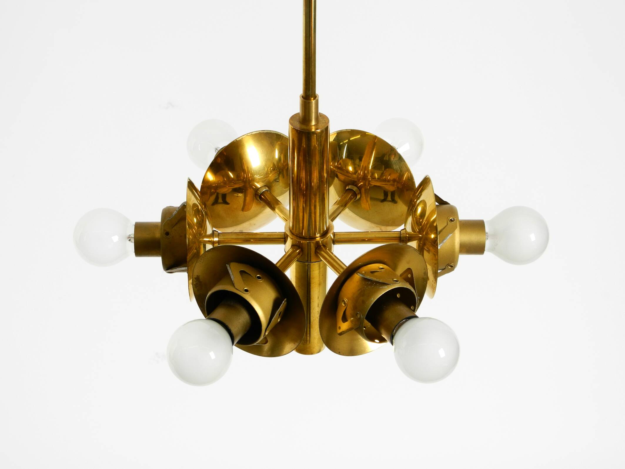 Suspension en laiton Kaiser Leuchten des années 1960 avec 6 abat-jours en verre opale.