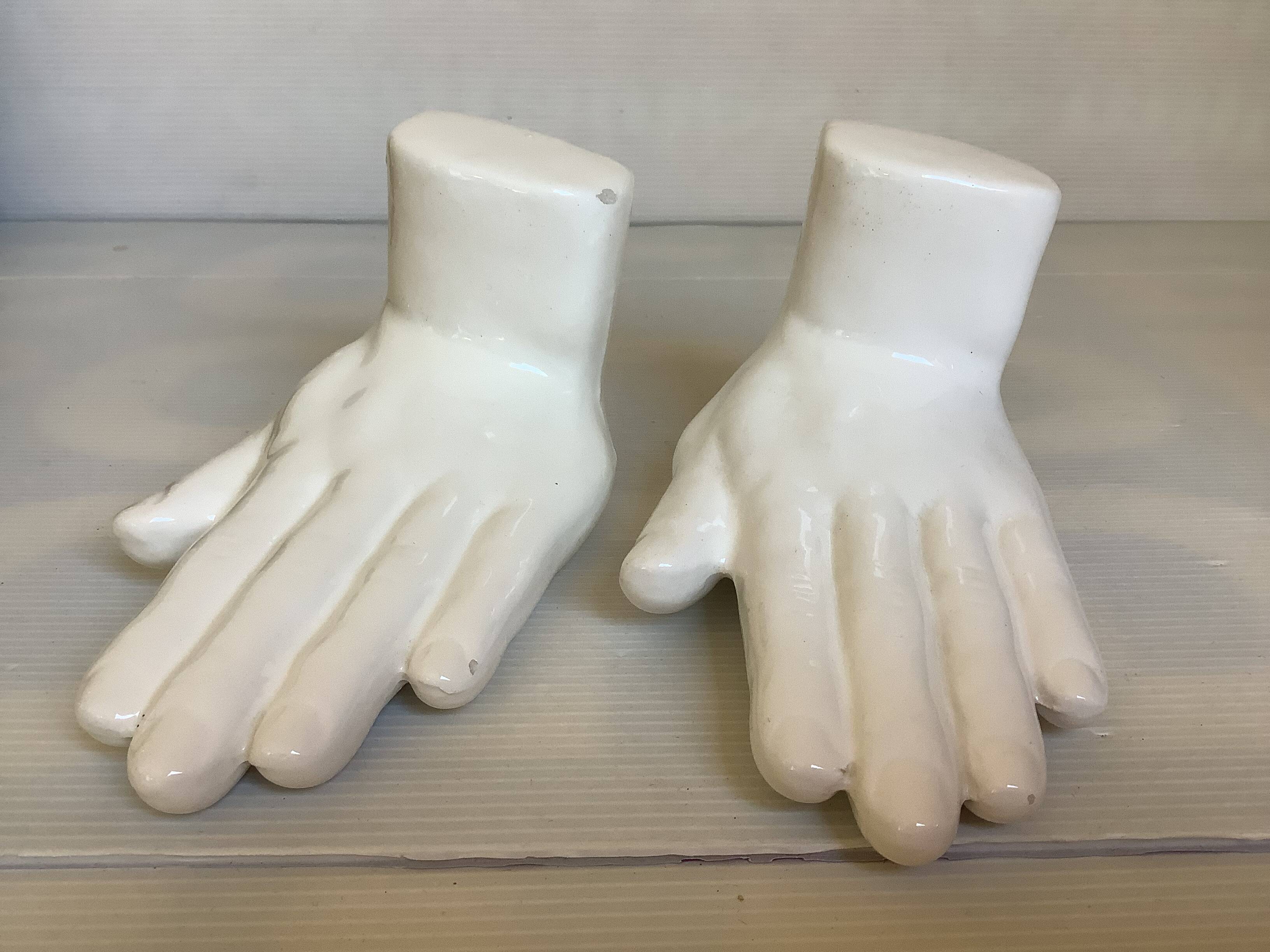 Paire de serre livres mains