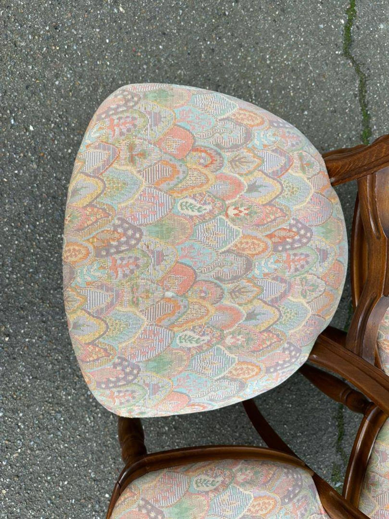 4 Louis Philippe chairs in solid wood and floral fabric.