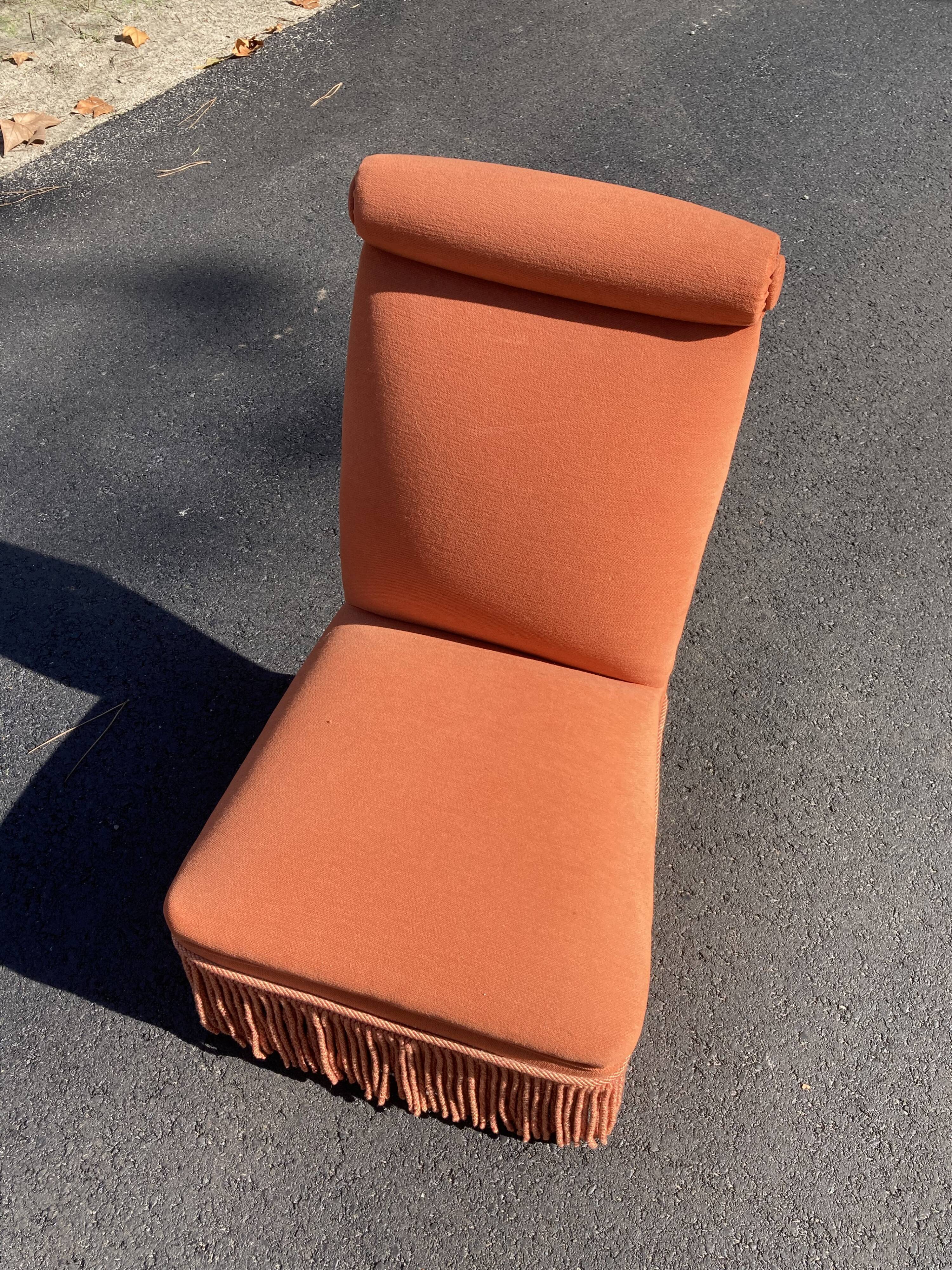 Paire de chauffeuses crapaud en velours à frange orange vintage