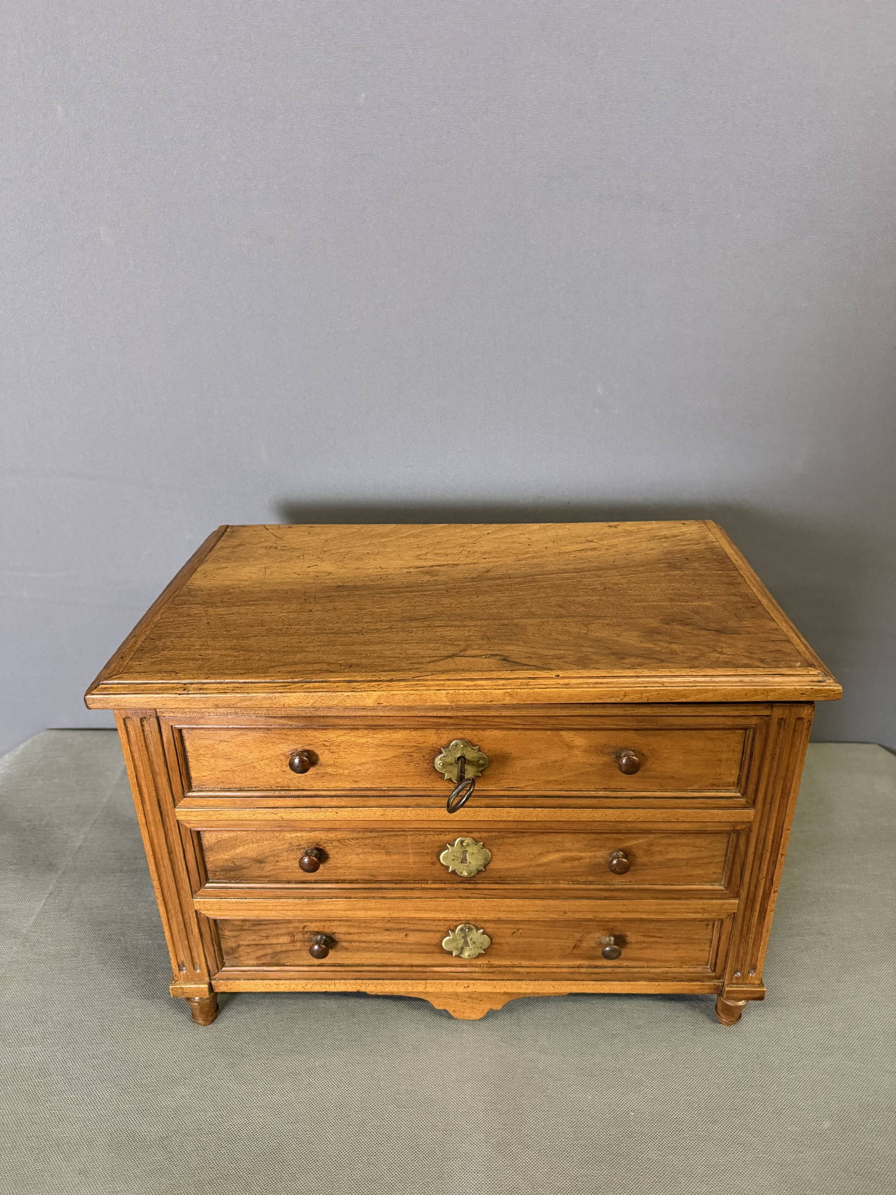 Commode Coffre de Maîtrise Louis XVI en Noyer