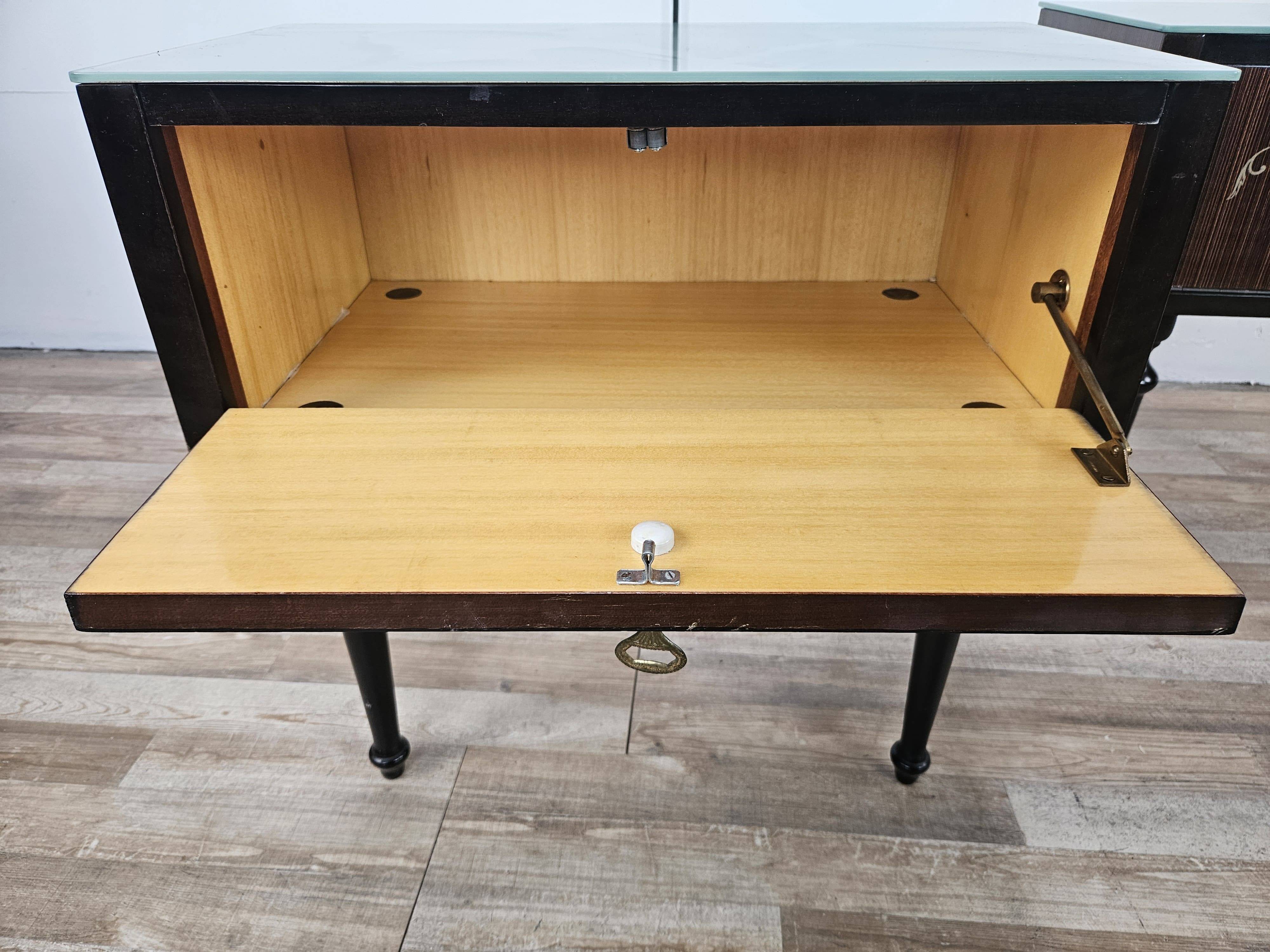 Paire de tables de chevet des années 60 avec porte à abattant et plateau en verre bleu