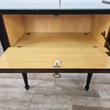 Paire de tables de chevet des années 60 avec porte à abattant et plateau en verre bleu