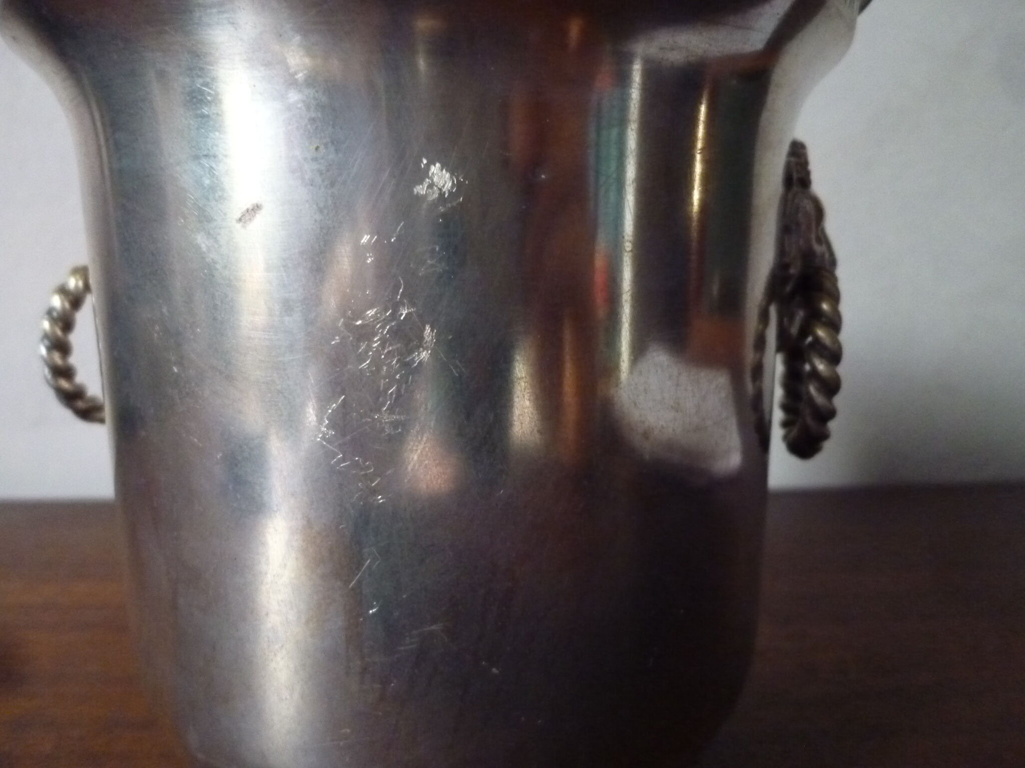 Cache silver metal pot with lion heads