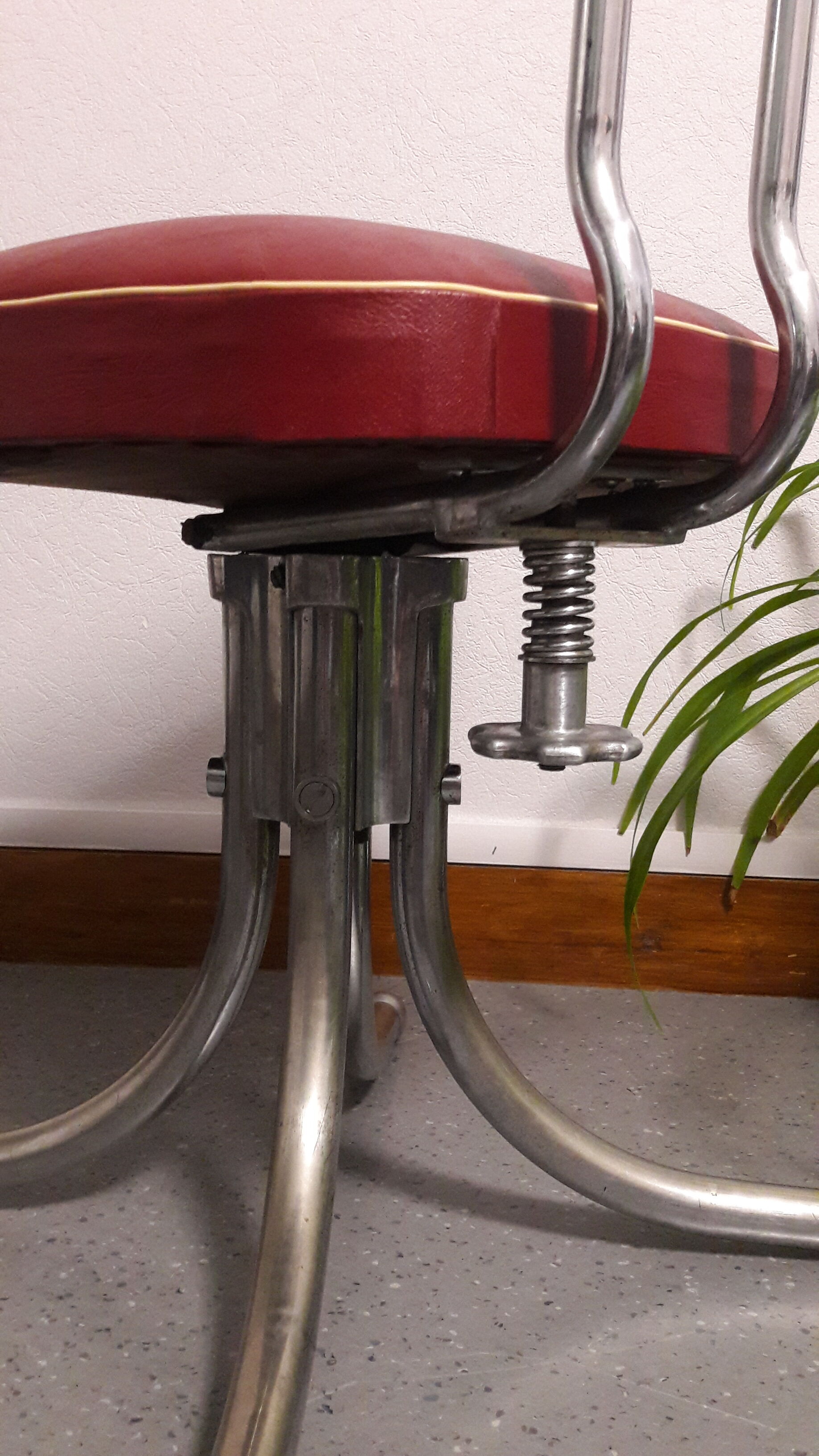Chaise pivotante skaï bordeau 1960