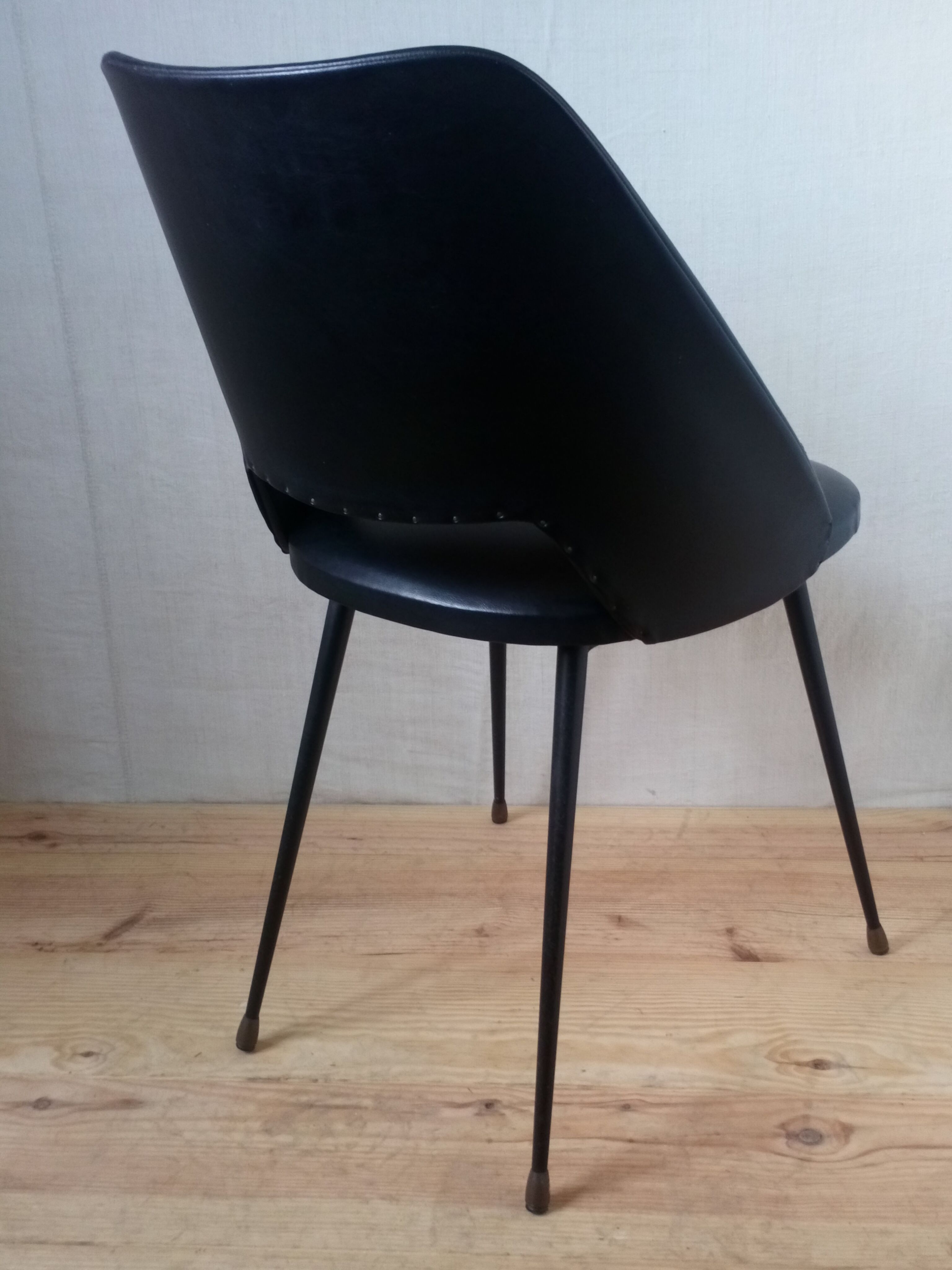 Leatherette black barrel chair