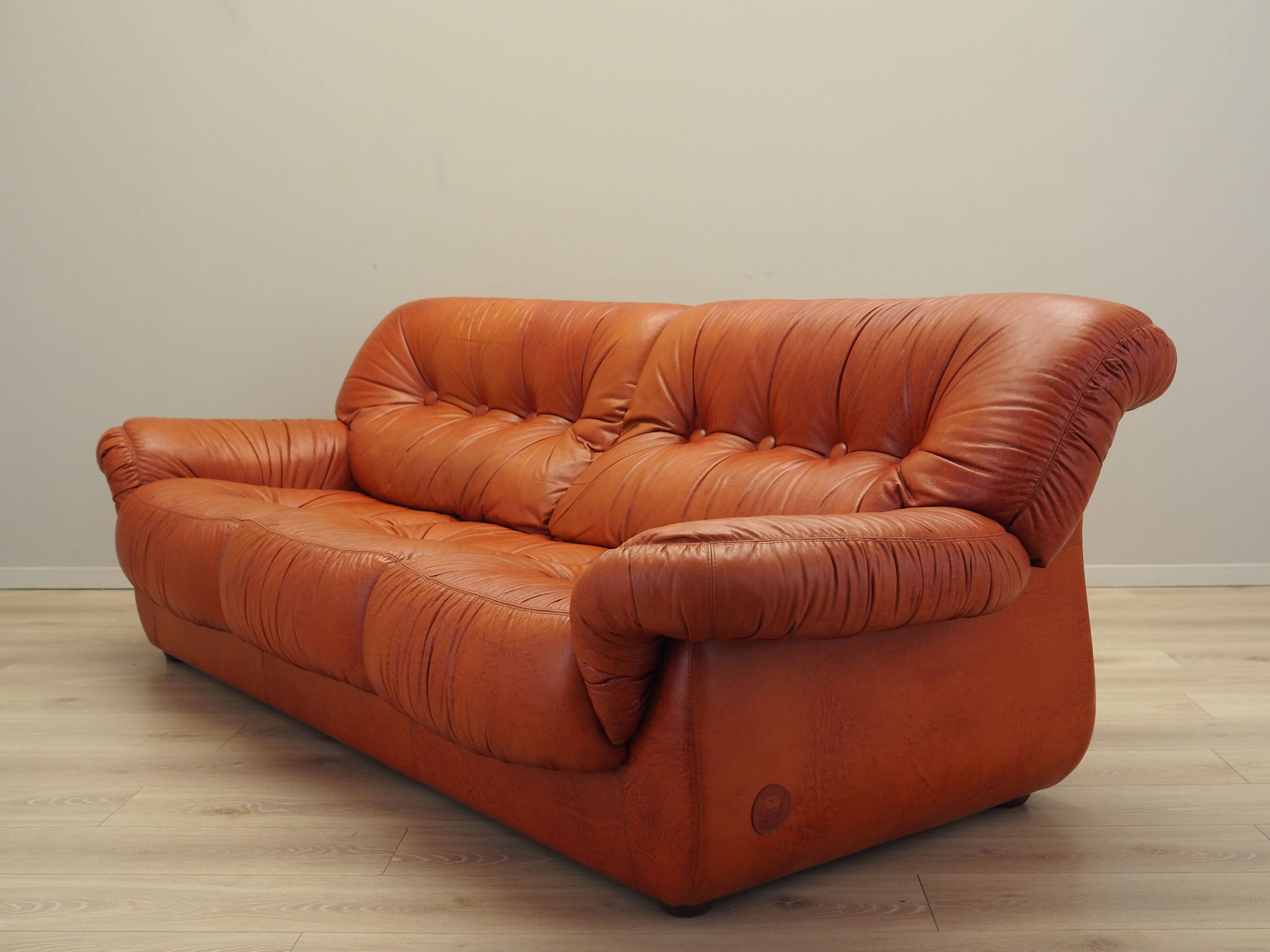 Red leather sofa, Italian design, 1970s, manufacturer: PelleRossi