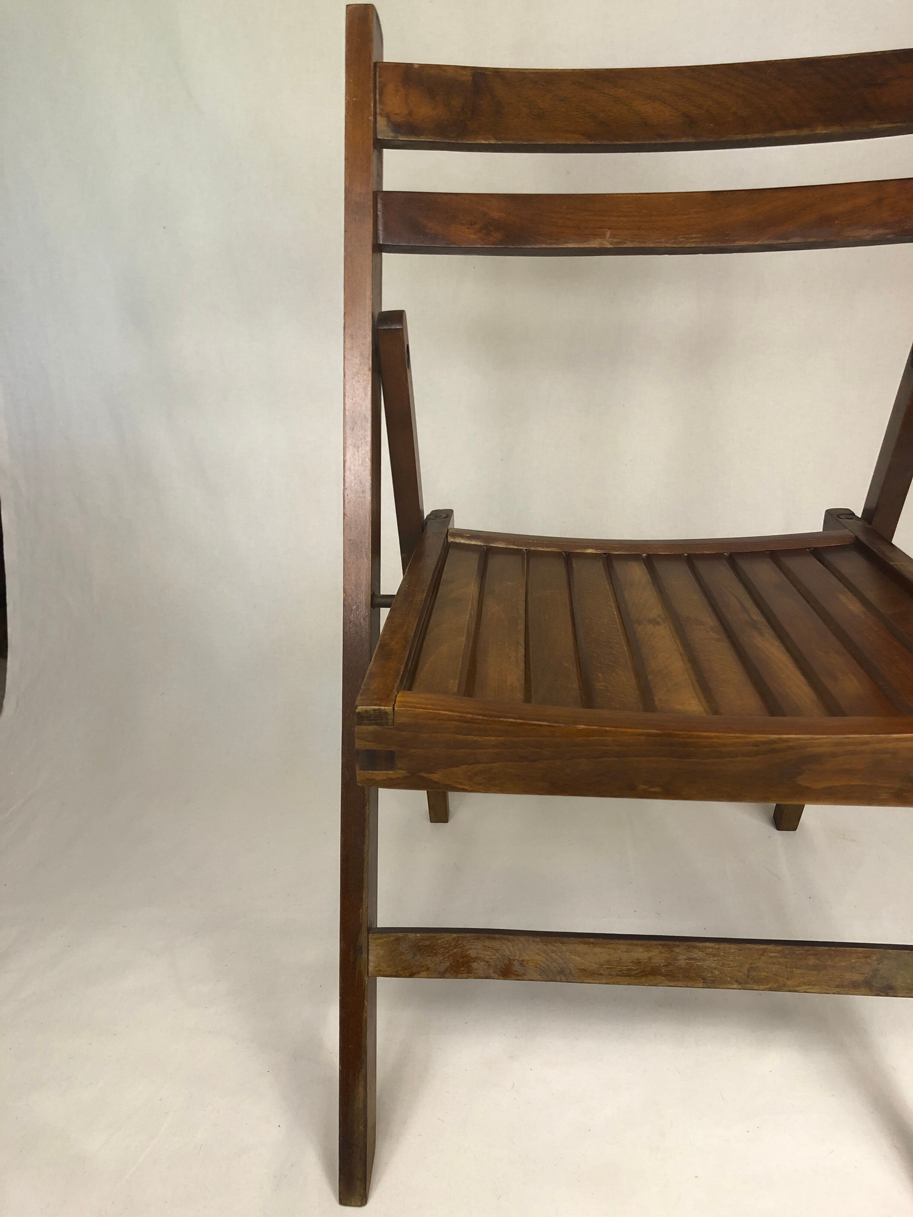 Folding chair in raw wood