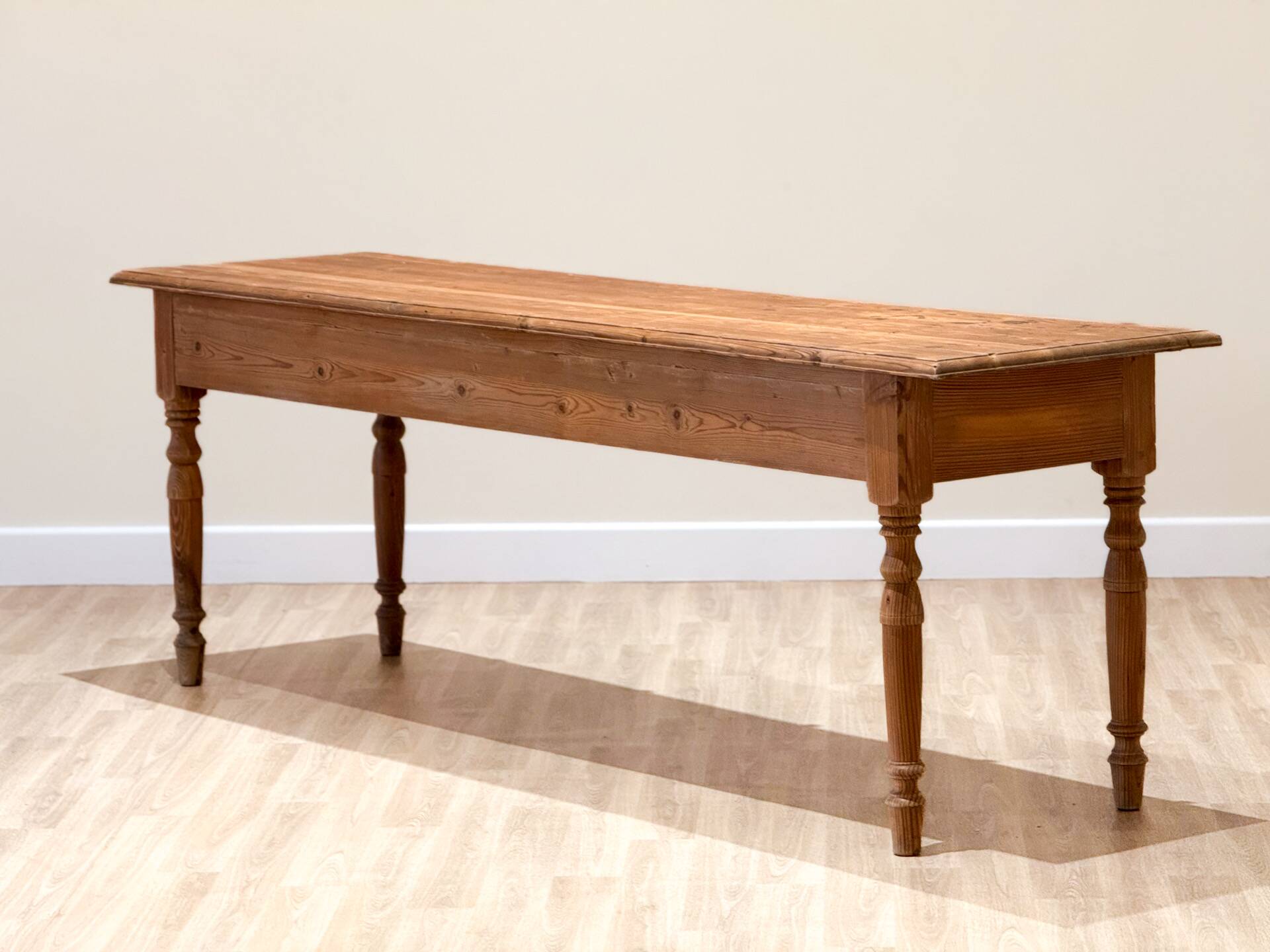 Console victorienne allongée en pin mélis méditerranéen — Fin du XIXe siècle