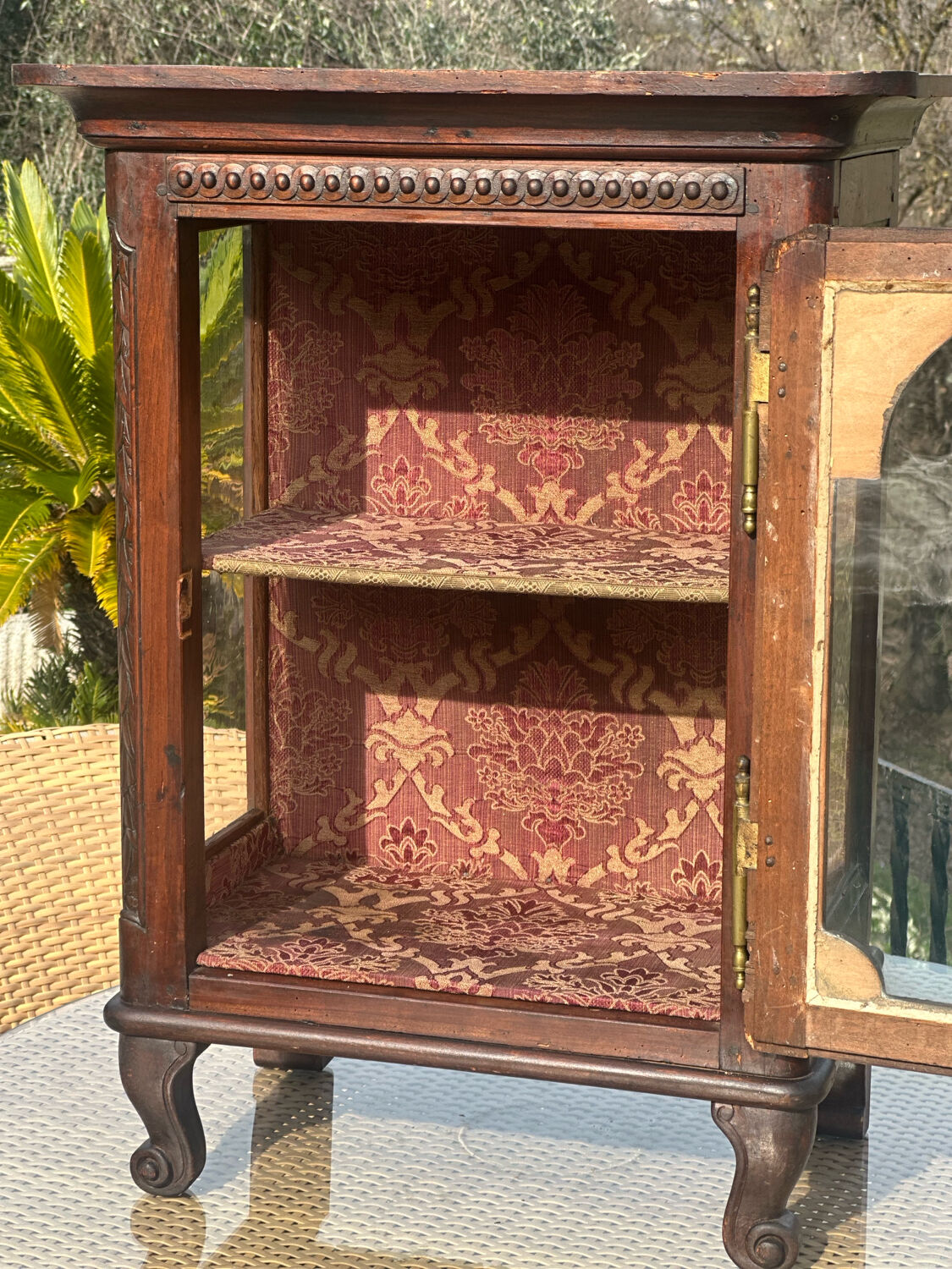 Small display cabinet to place in carved solid oak, 19th century.