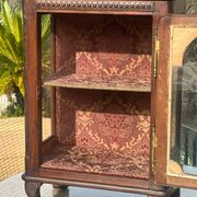 Small display cabinet to place in carved solid oak, 19th century.