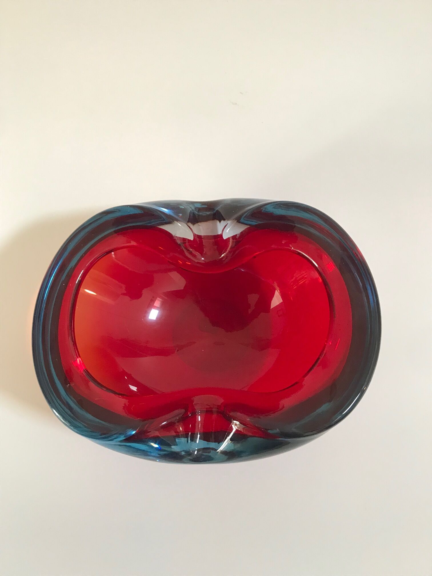 Cendrier rouge et bleu de flavio poli pour seguso, en verre de murano 1960