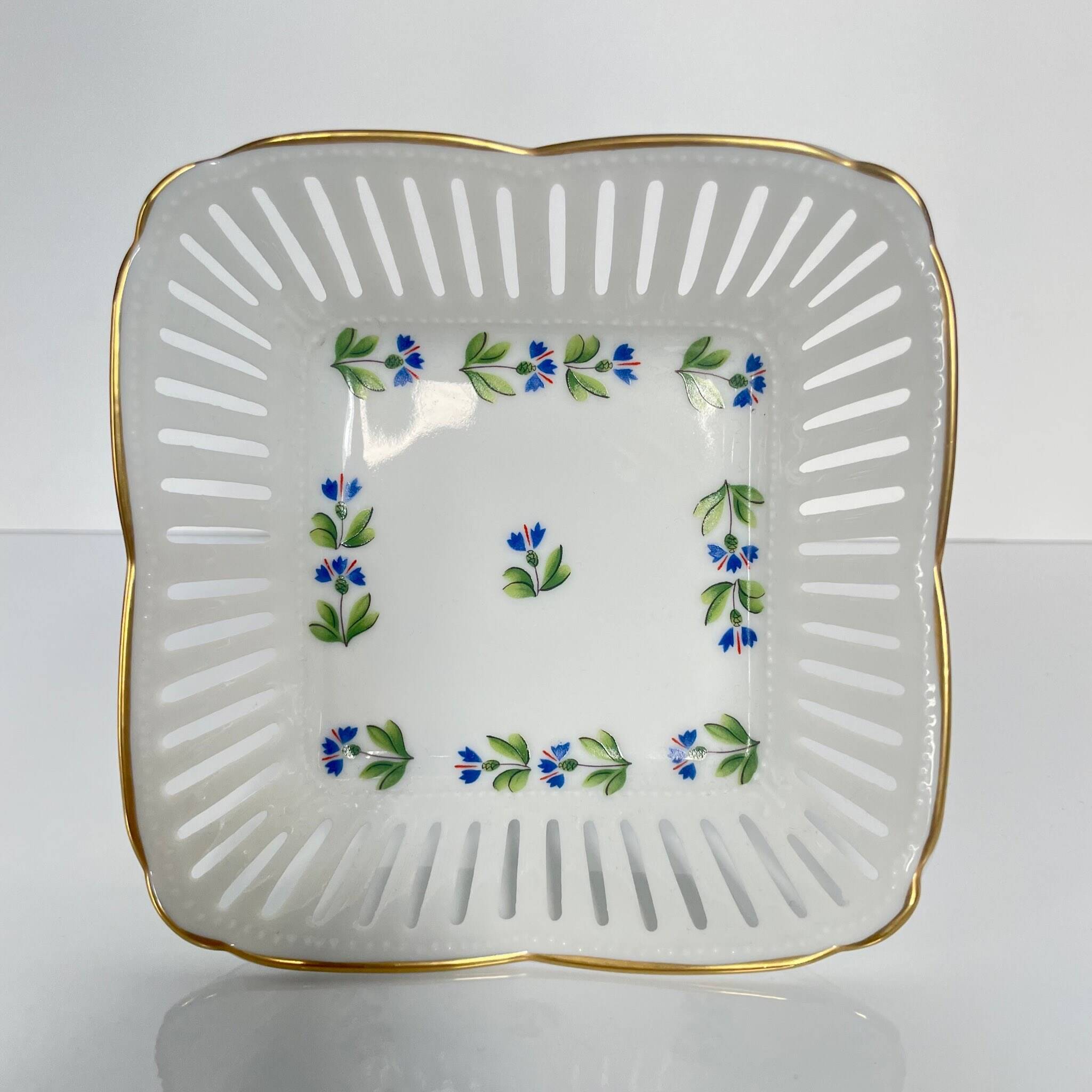 Porcelain Pocket Emptier - Manufacture du Lys Royal with Cornflower decoration