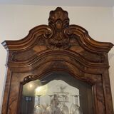 Vitrine en noyer massif sculpté