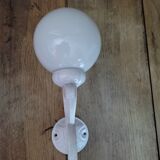 Applique métal émaillé blanc globe opaline