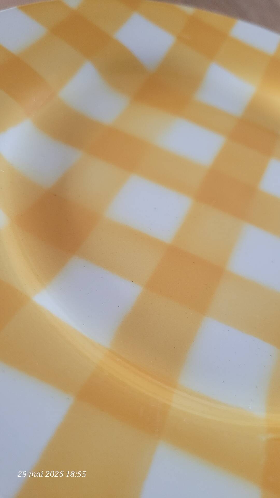 Une assiette plate Sarreguemines jaune et blanc