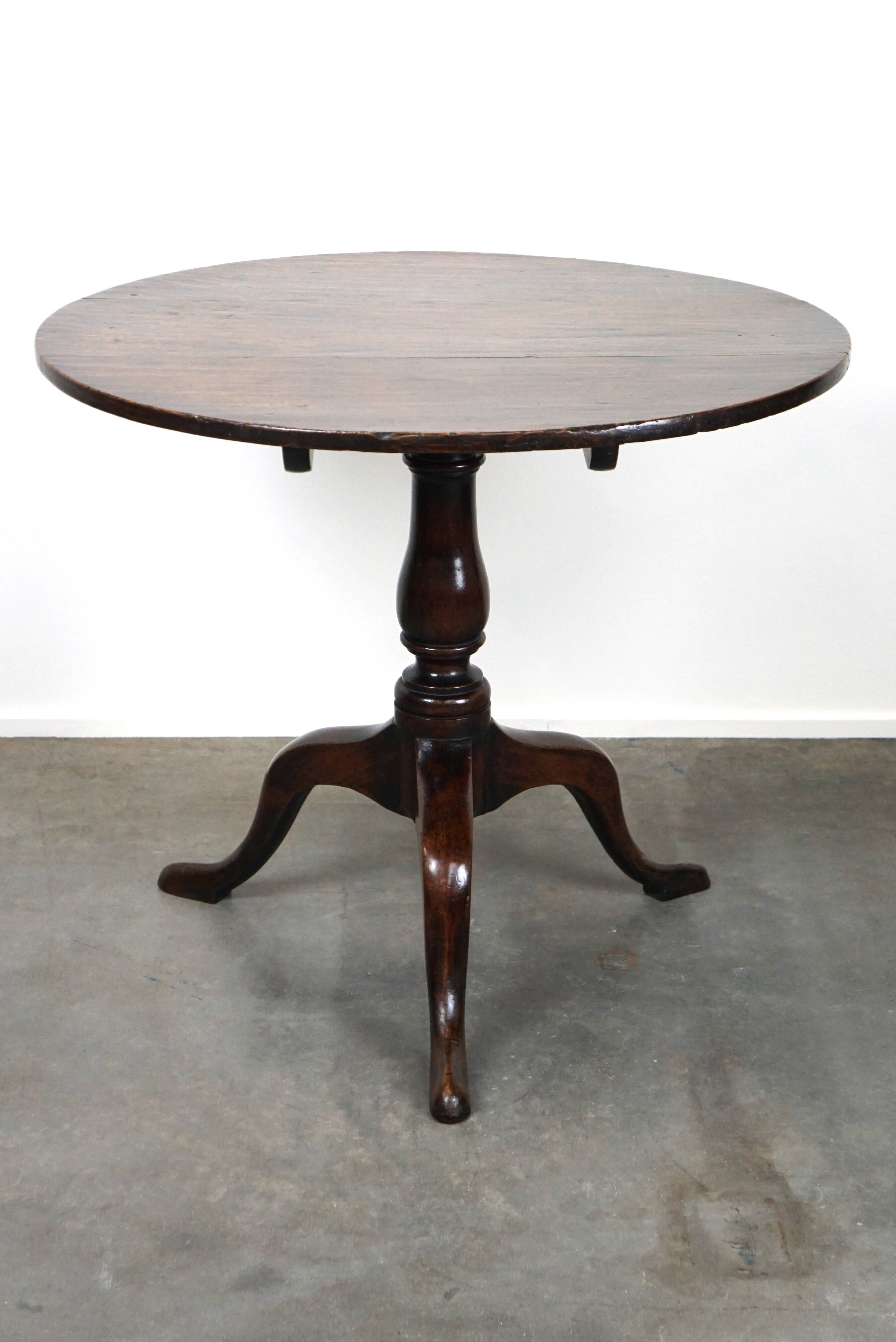 Round antique English oak tilt-top table with wonderful colors