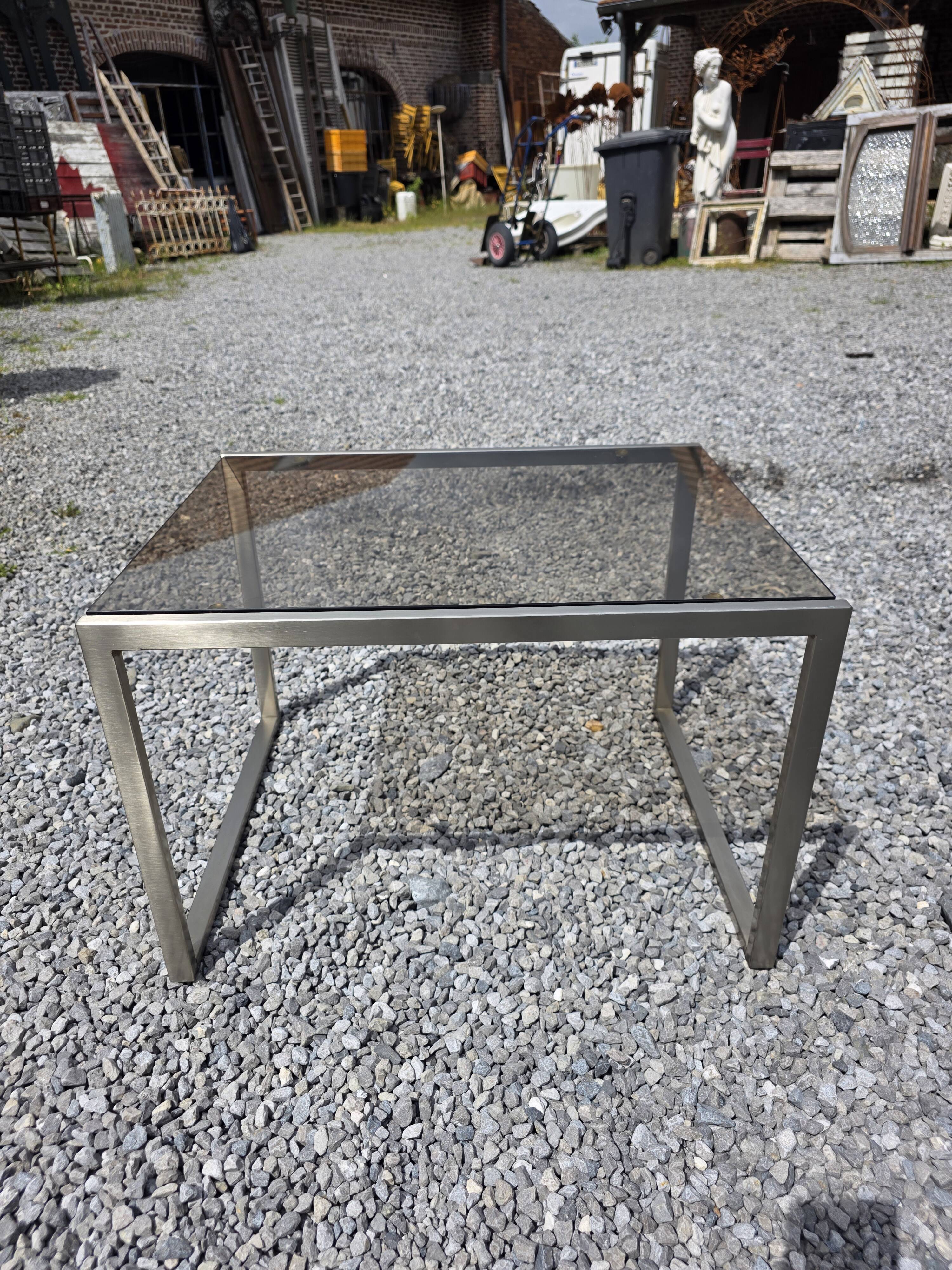 Table basse en métal brossé dessus verre fumé, années 70/80