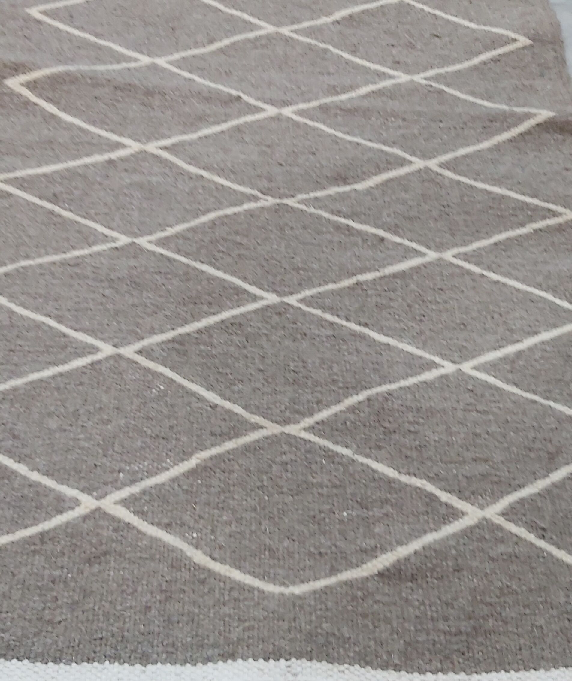 Grey and white bed downing carpet 73x139cm