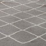 Grey and white bed downing carpet 73x139cm