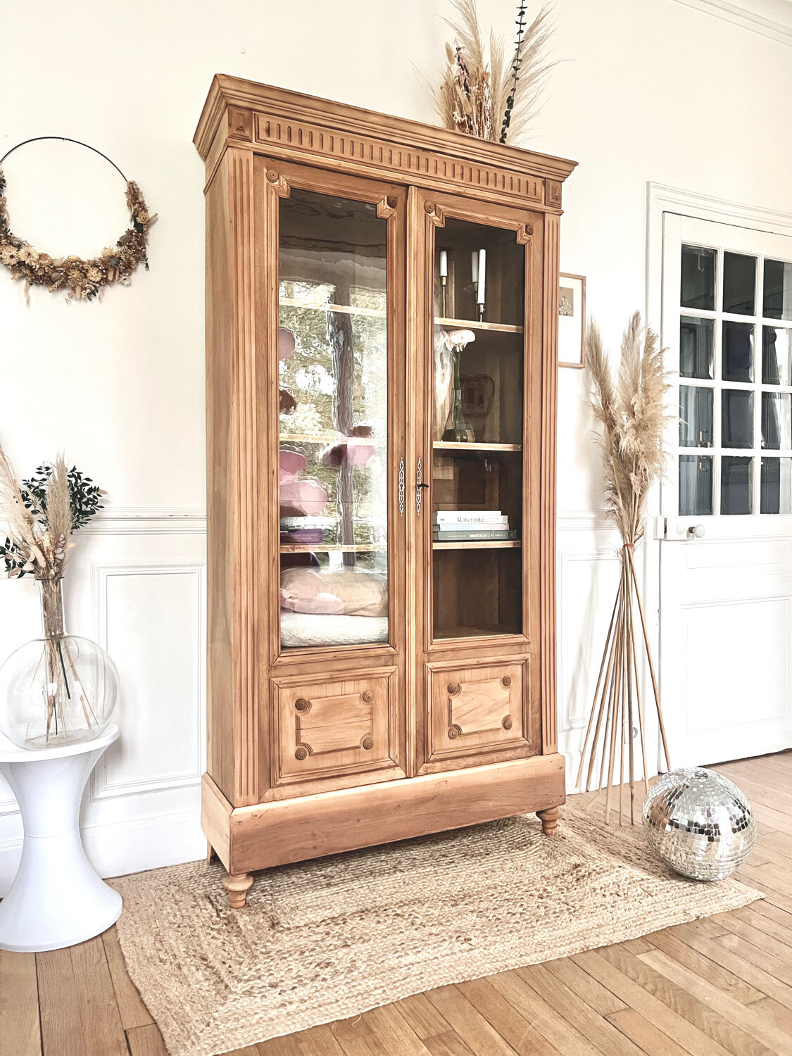 Glass cabinet from the early 20th century.