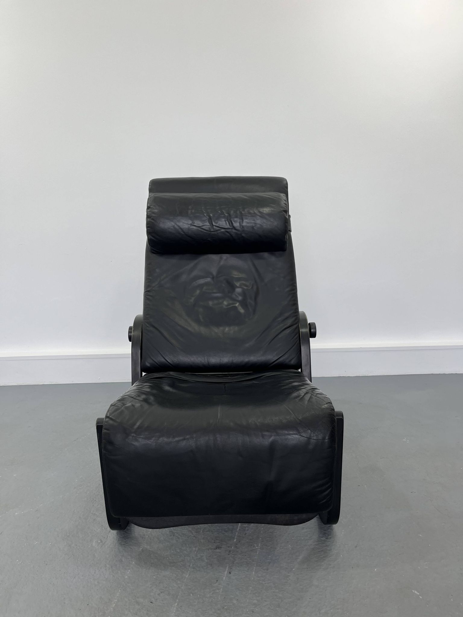 Sinus lying leather black chair from westnofa, 1970s