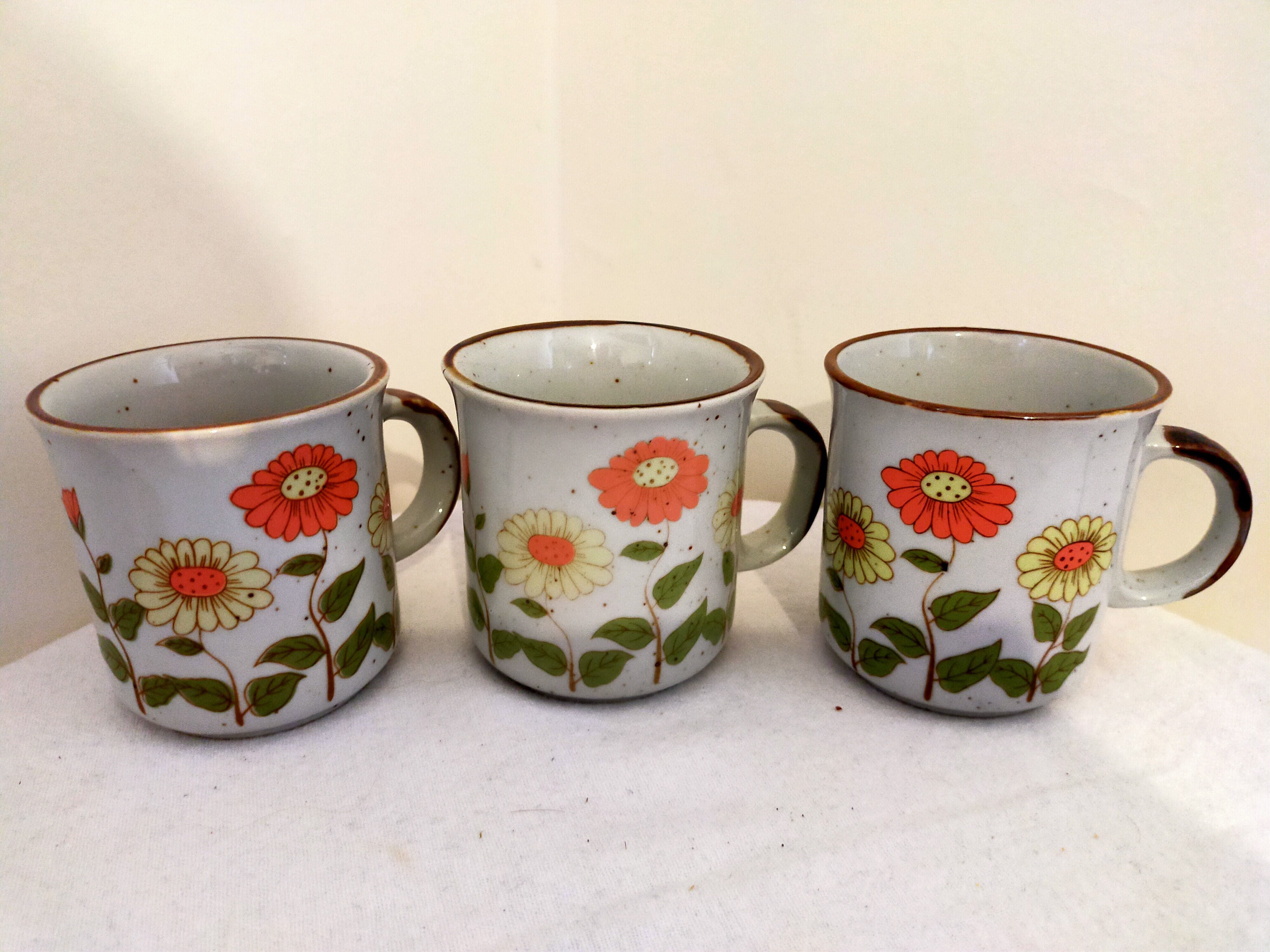 Set three flowered sandstone mugs