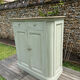 Buffet d’office sur plinthe en chêne gris mastic